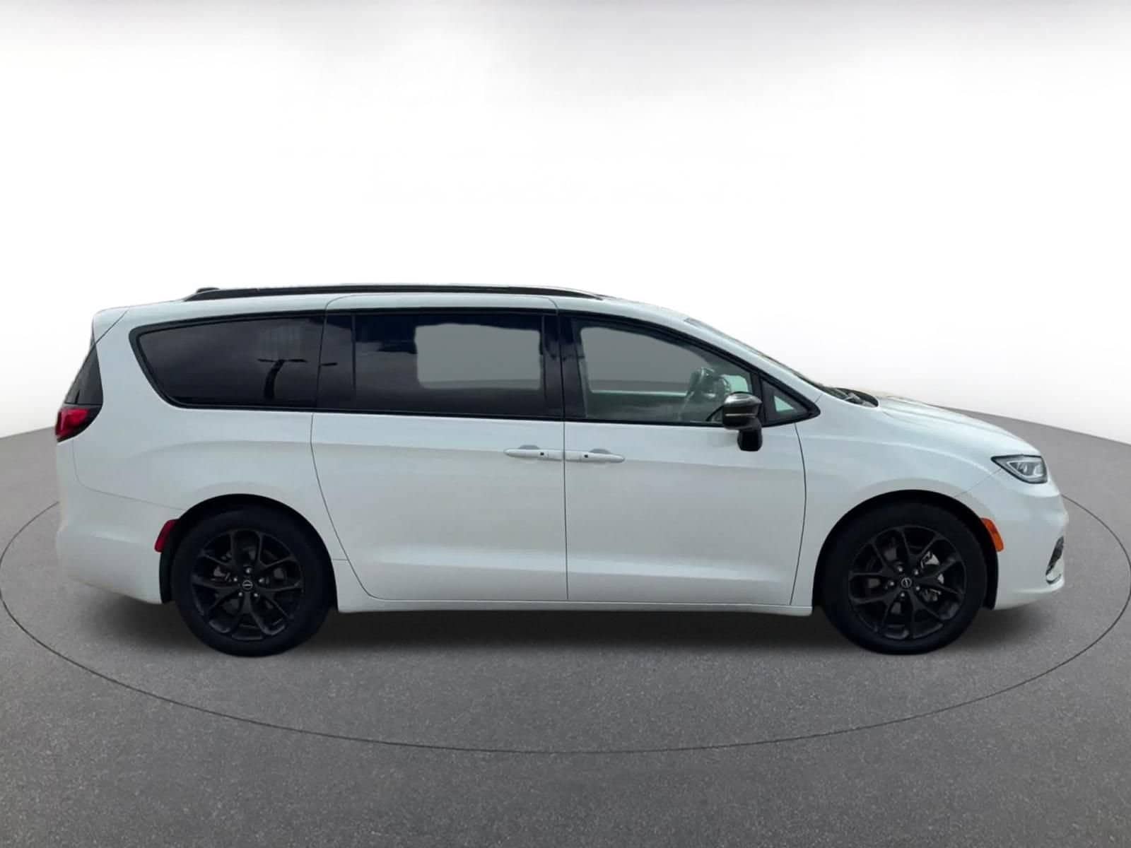 Thumbnail: 2025 Chrysler Pacifica - 15