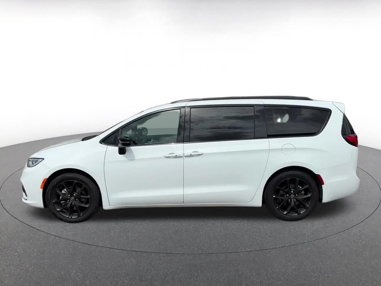 Thumbnail: 2025 Chrysler Pacifica - 8