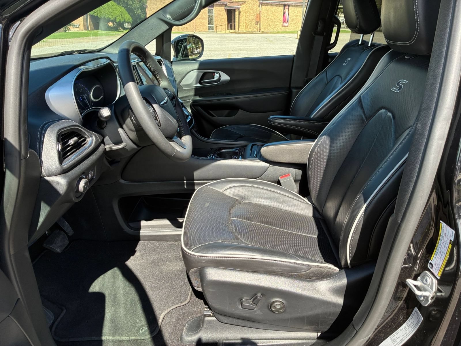 Thumbnail: 2025 Chrysler Pacifica - 28