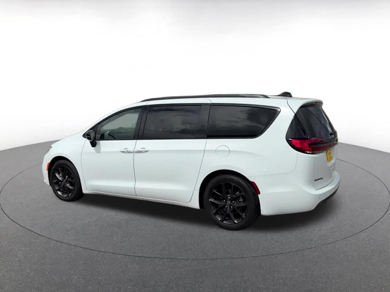 Thumbnail: 2025 Chrysler Pacifica - 9