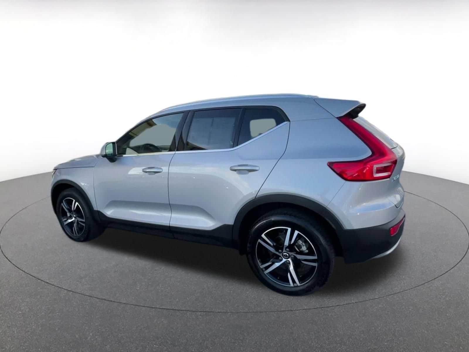 Thumbnail: 2024 Volvo XC40 - 9