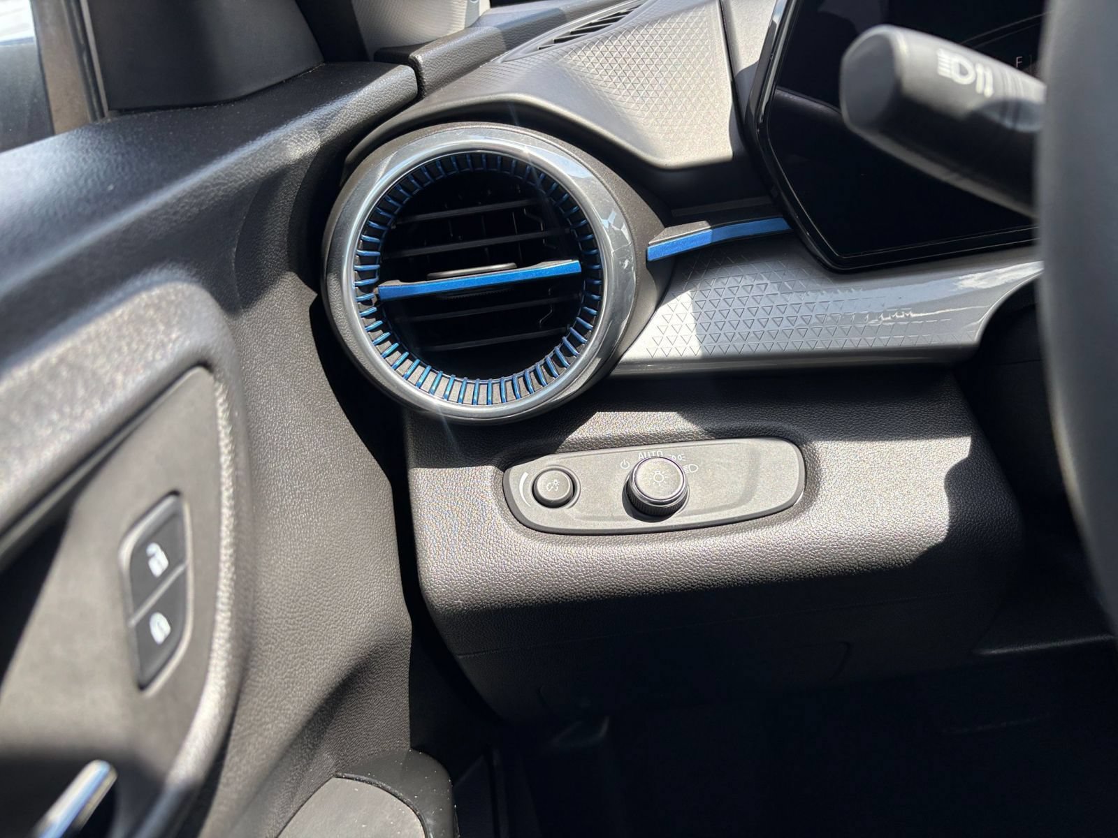Thumbnail: 2025 Chevrolet Trax - 32
