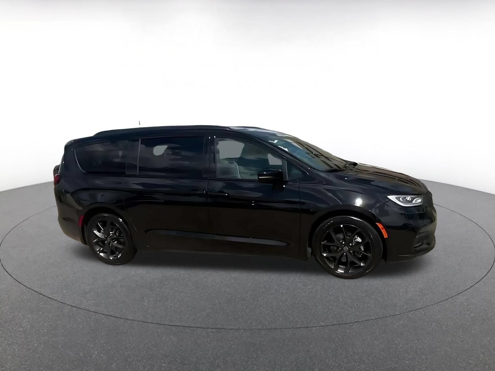 Thumbnail: 2025 Chrysler Pacifica - 2