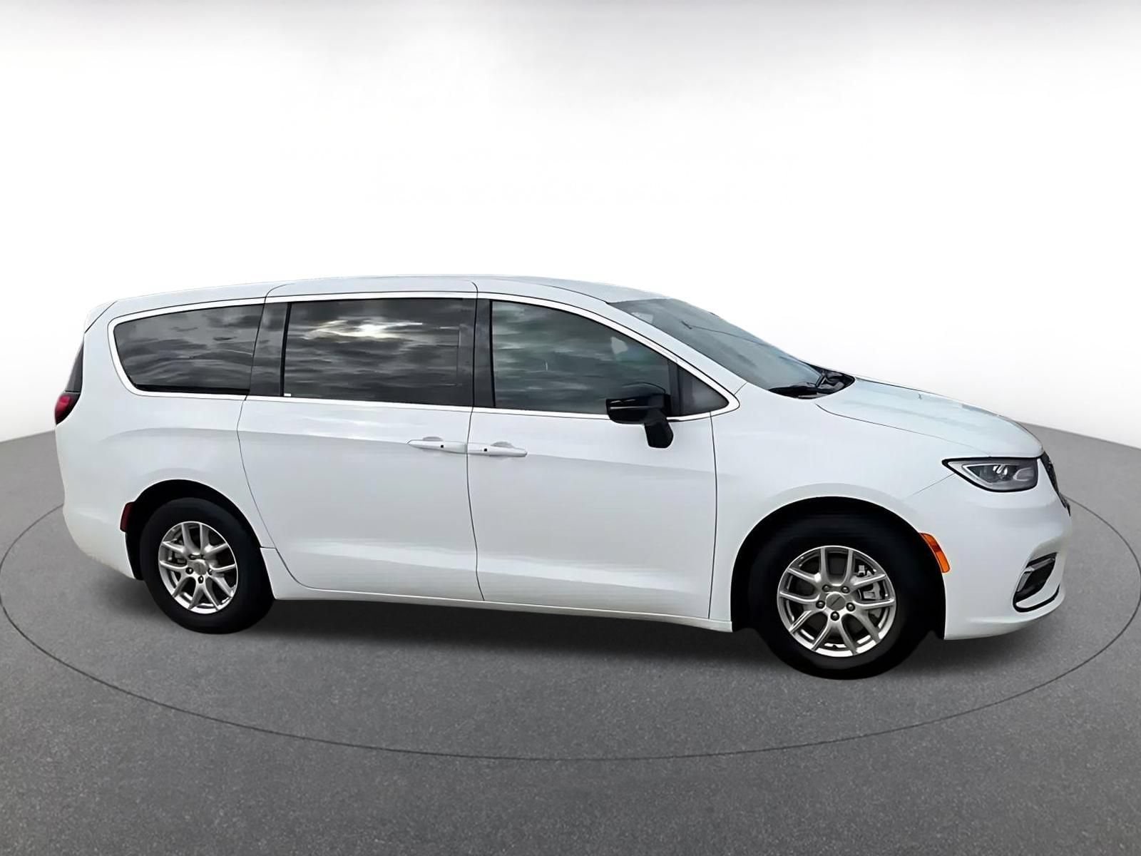 Thumbnail: 2025 Chrysler Pacifica - 15