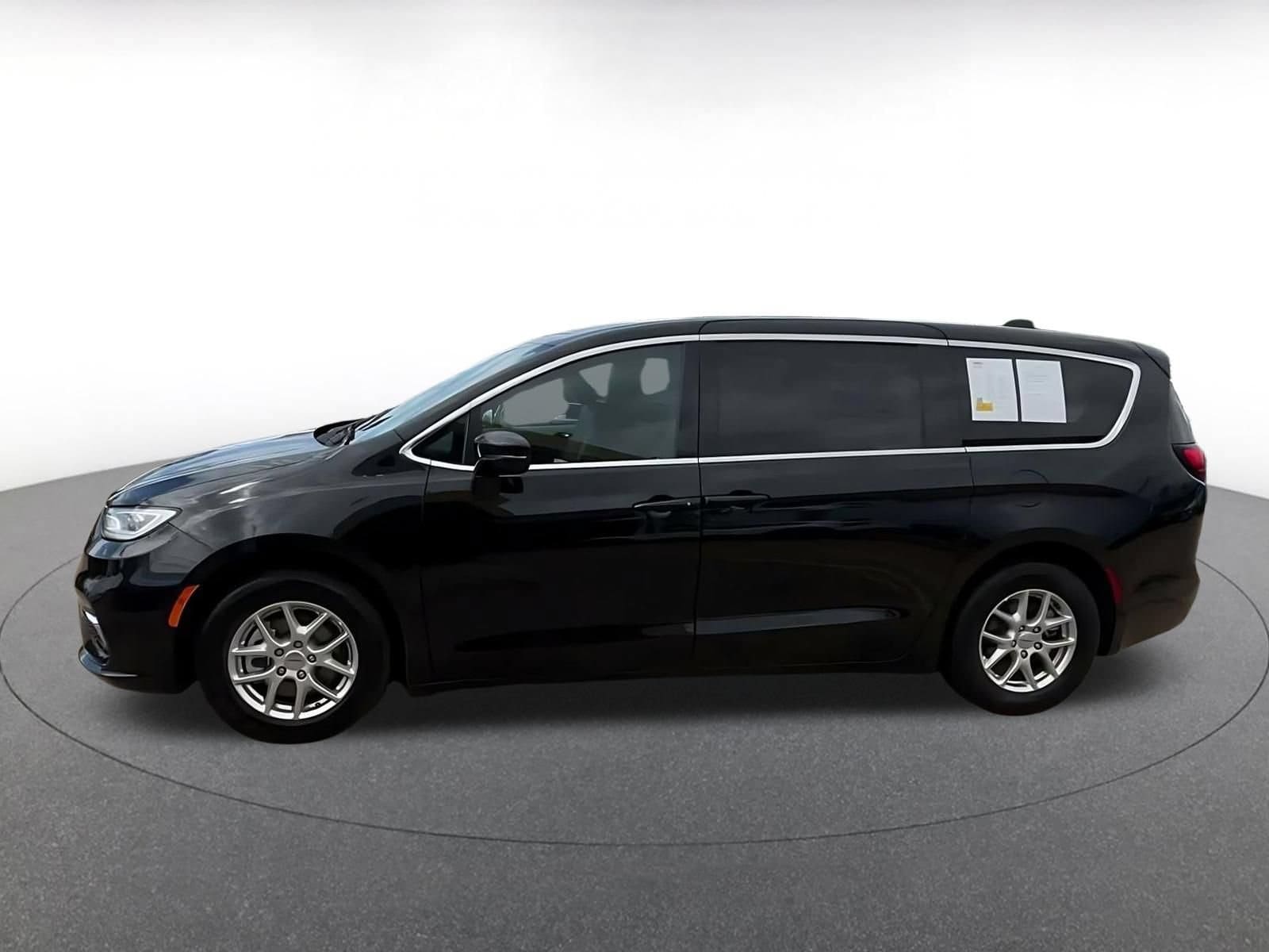 Thumbnail: 2025 Chrysler Pacifica - 8