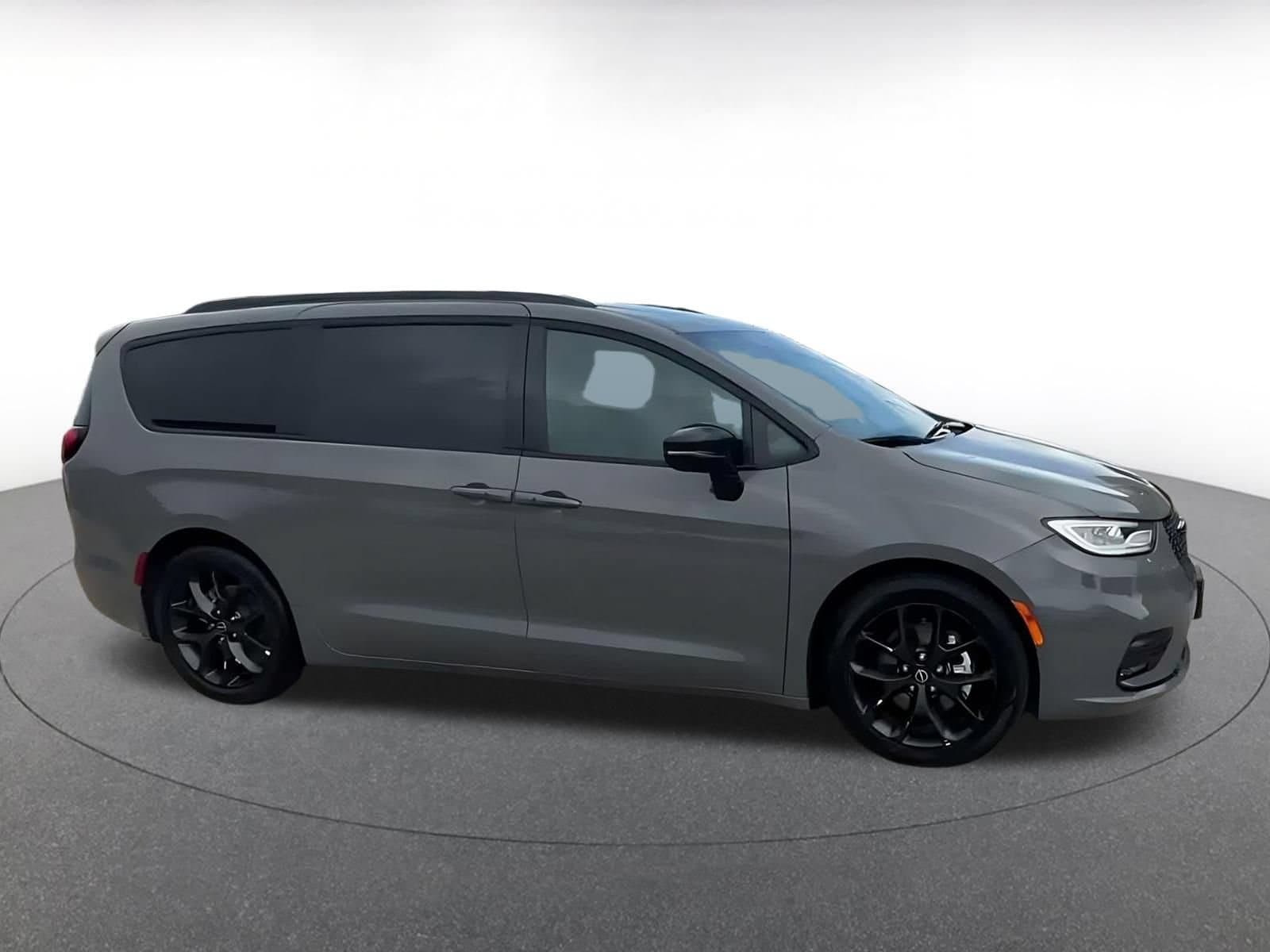 Thumbnail: 2025 Chrysler Pacifica - 15