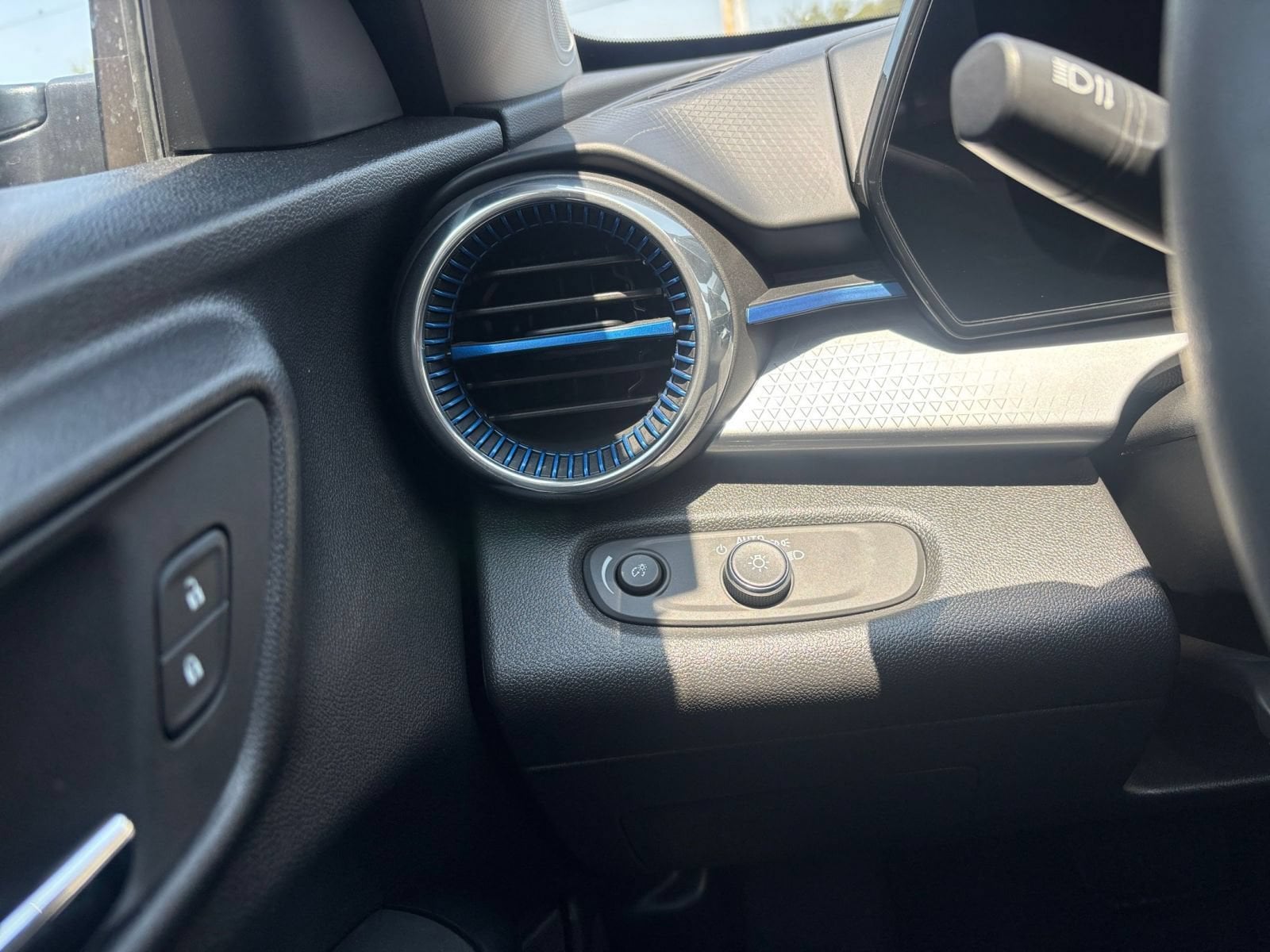 Thumbnail: 2025 Chevrolet Trax - 32