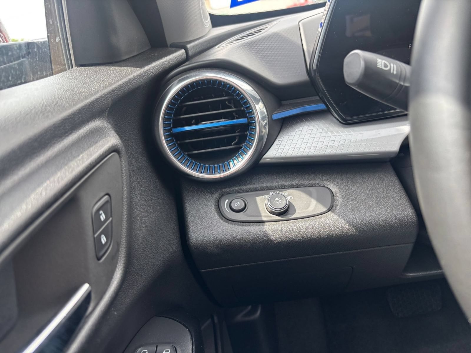 Thumbnail: 2025 Chevrolet Trax - 32