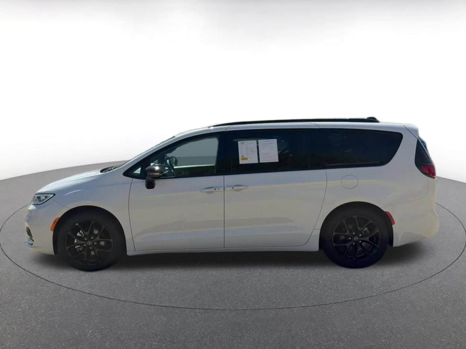 Thumbnail: 2025 Chrysler Pacifica - 8
