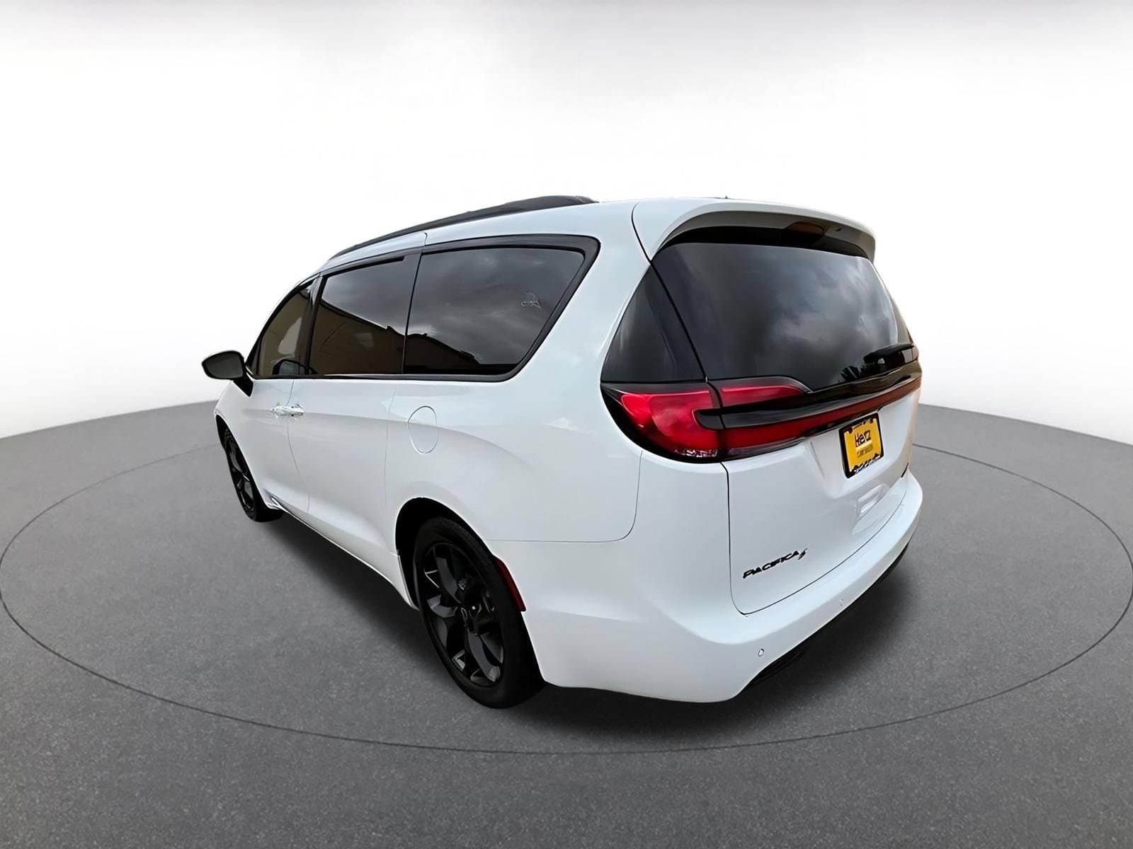 Thumbnail: 2025 Chrysler Pacifica - 4