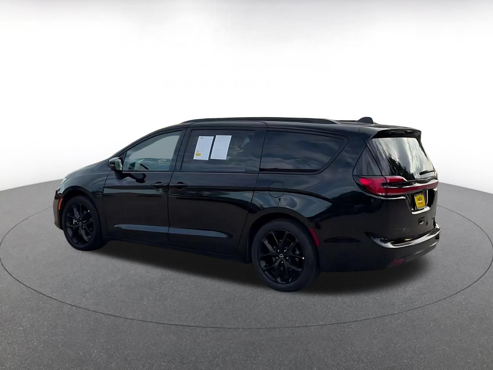 Thumbnail: 2025 Chrysler Pacifica - 9
