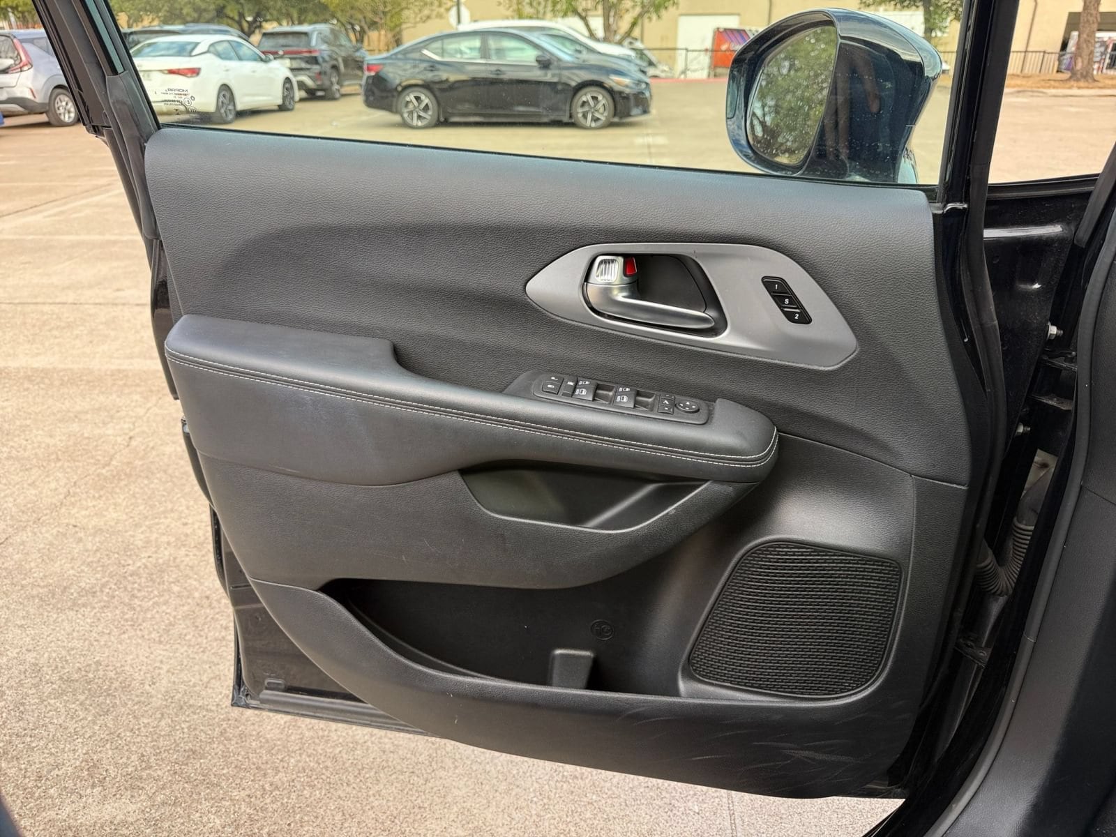 Thumbnail: 2025 Chrysler Pacifica - 18