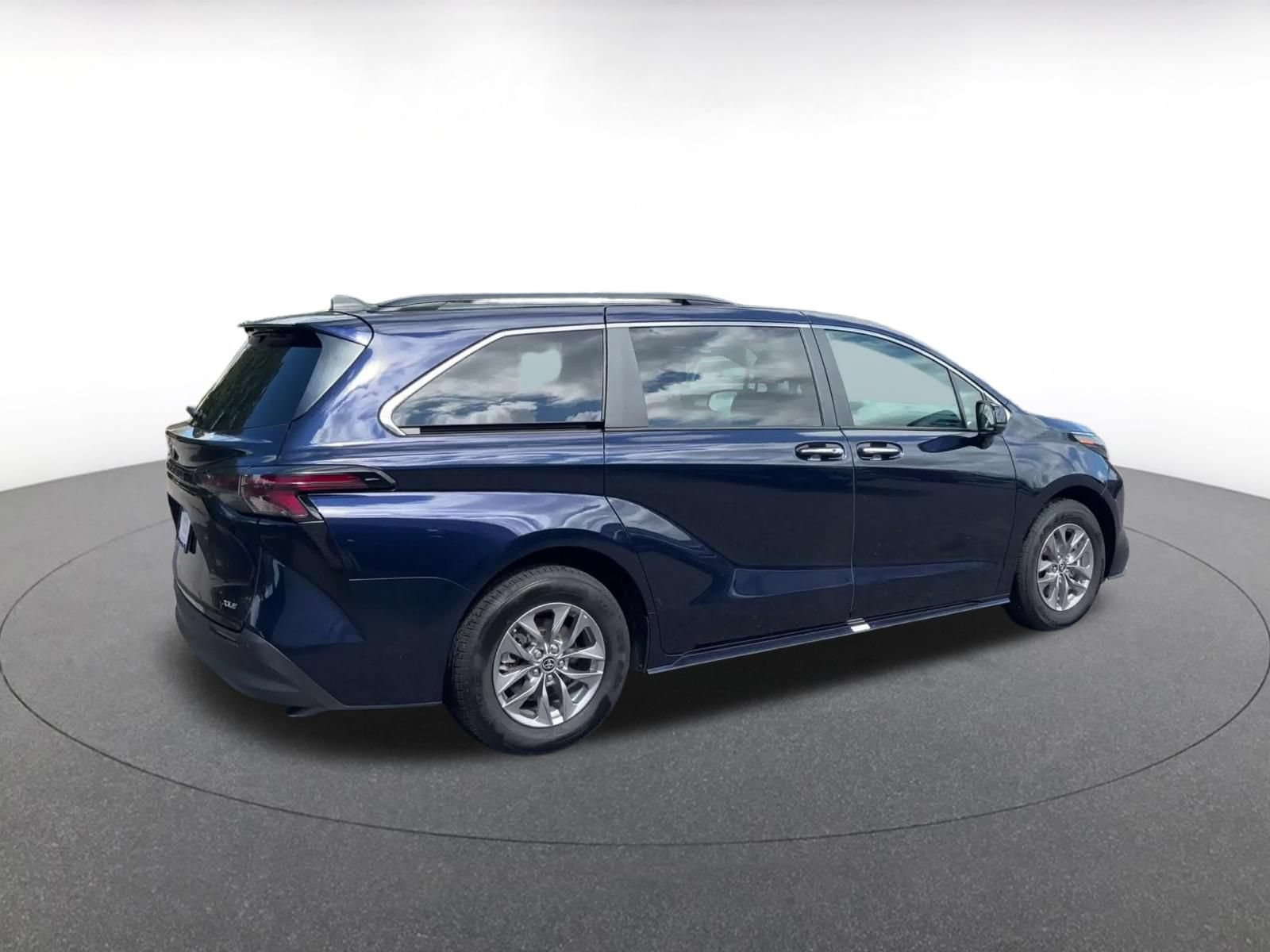 Thumbnail: 2025 Toyota Sienna - 13
