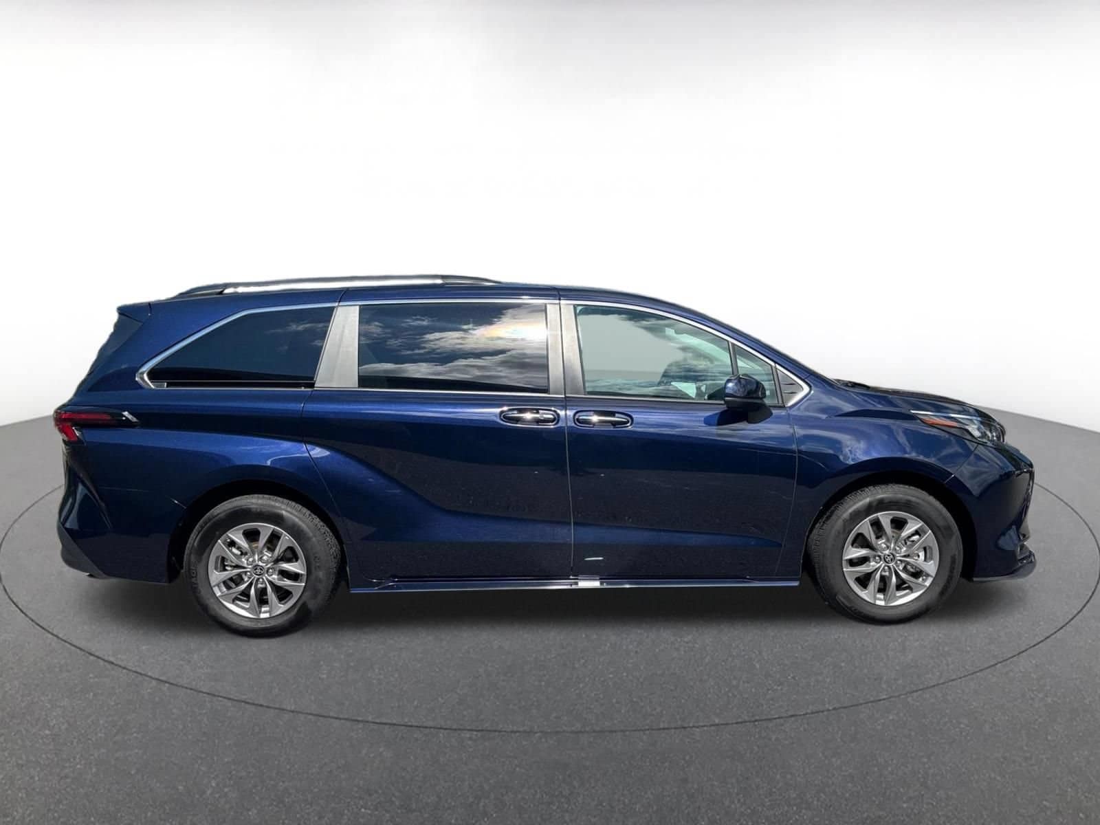 Thumbnail: 2025 Toyota Sienna - 14