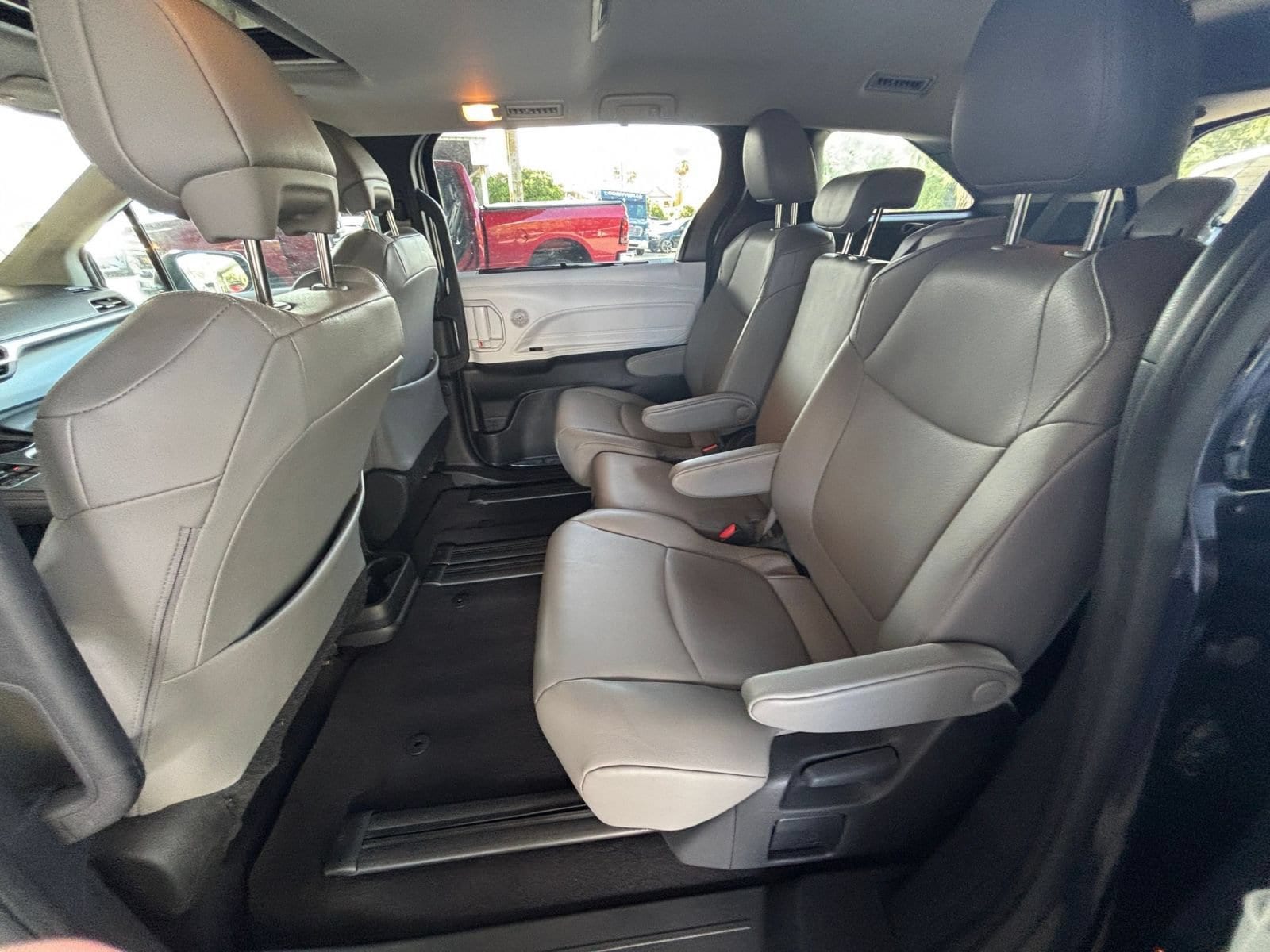 Thumbnail: 2025 Toyota Sienna - 27
