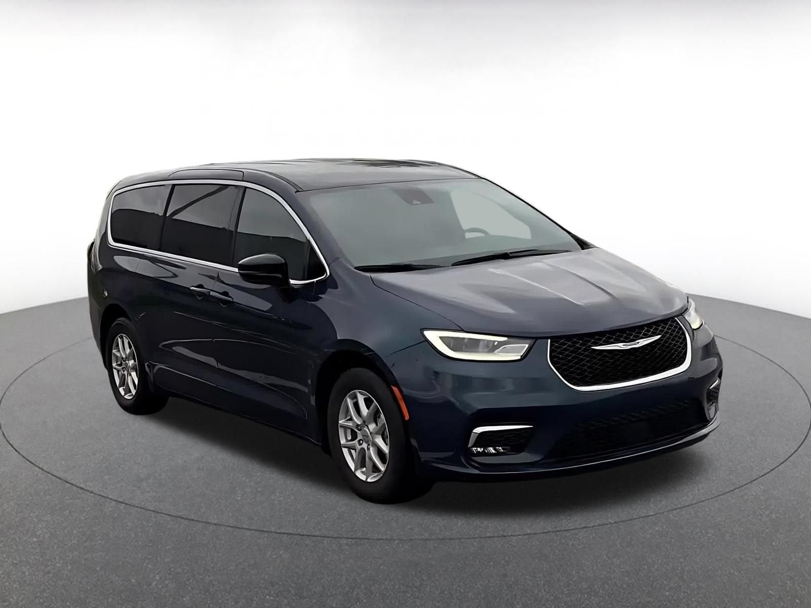 Thumbnail: 2025 Chrysler Pacifica - 3