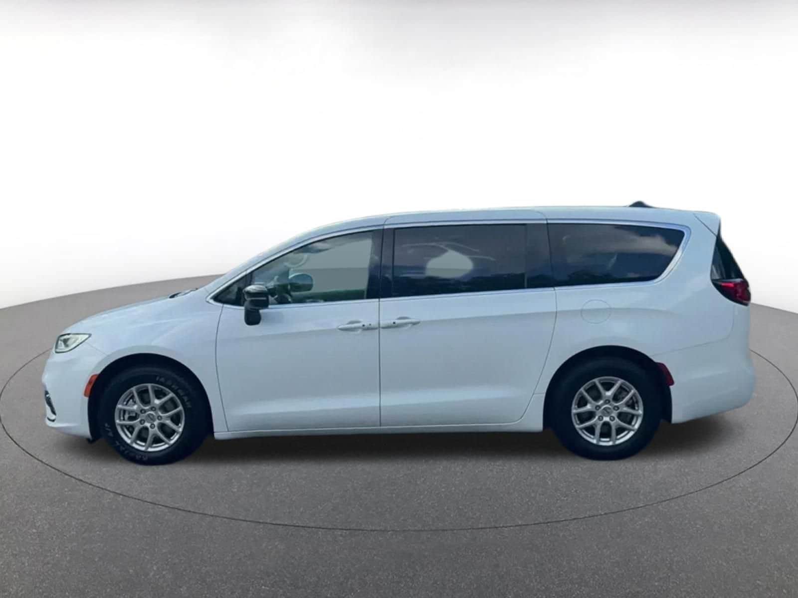 Thumbnail: 2024 Chrysler Pacifica - 8