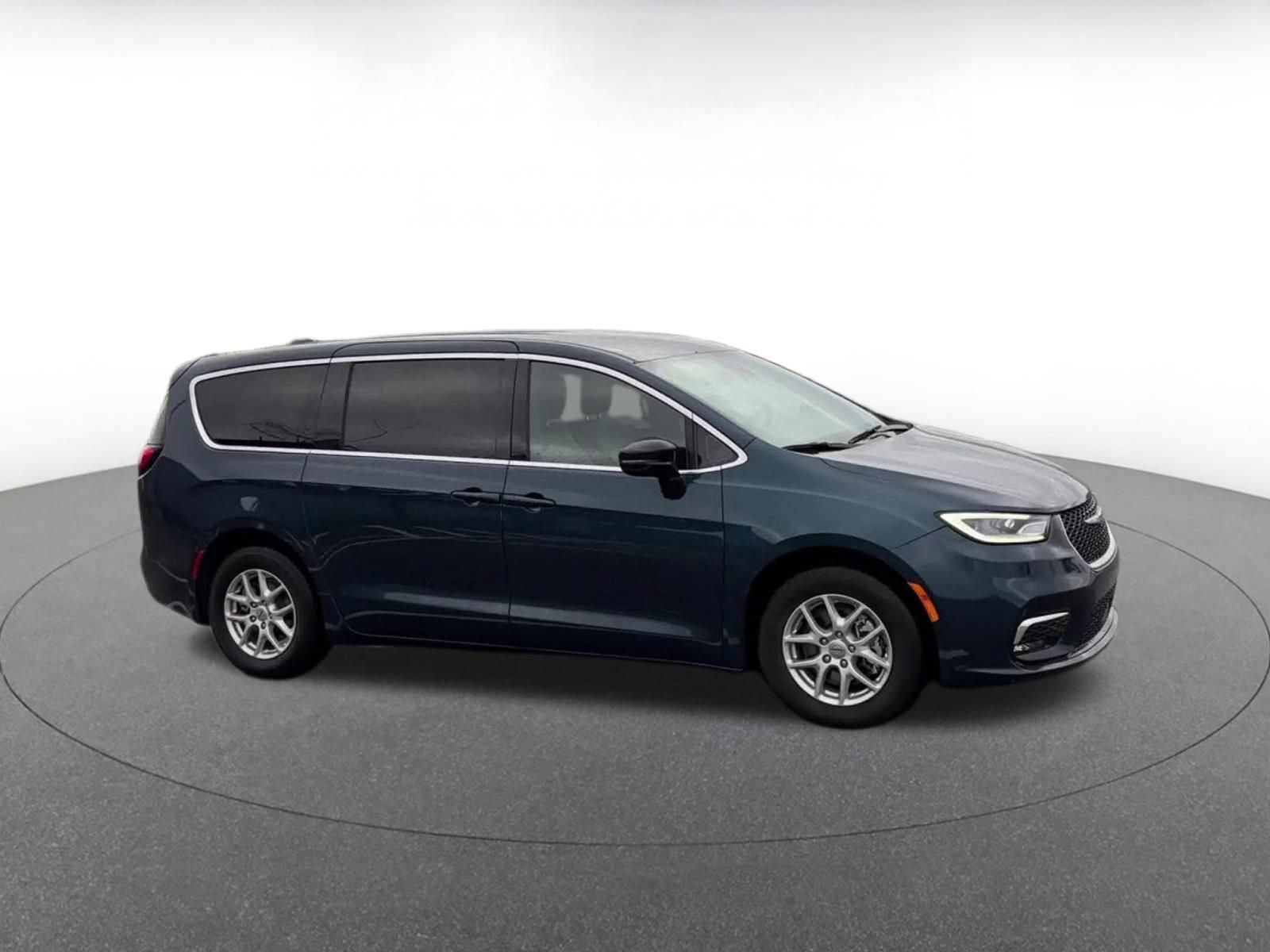 Thumbnail: 2025 Chrysler Pacifica - 2