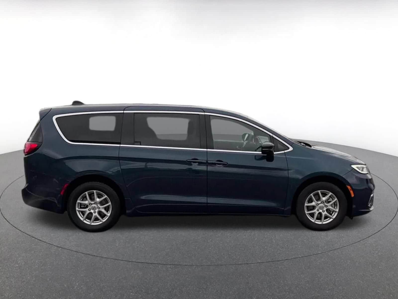 Thumbnail: 2025 Chrysler Pacifica - 15