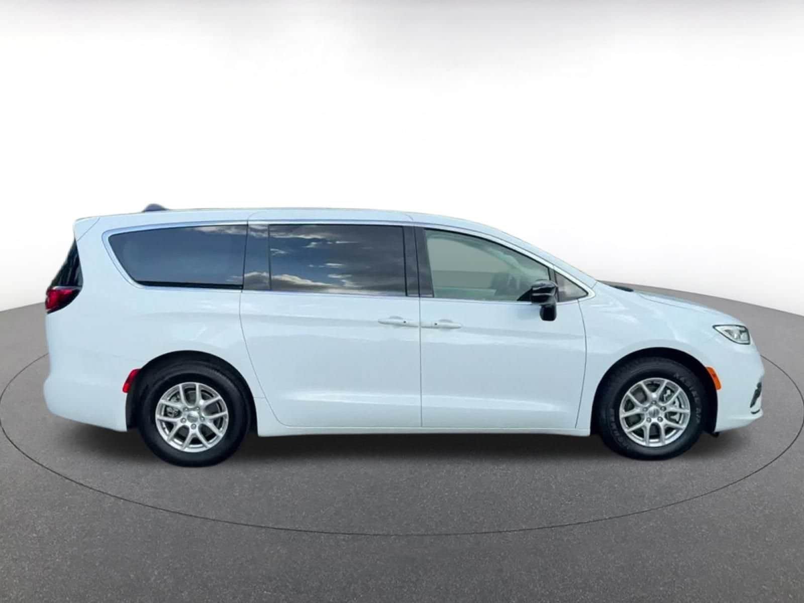 Thumbnail: 2024 Chrysler Pacifica - 15