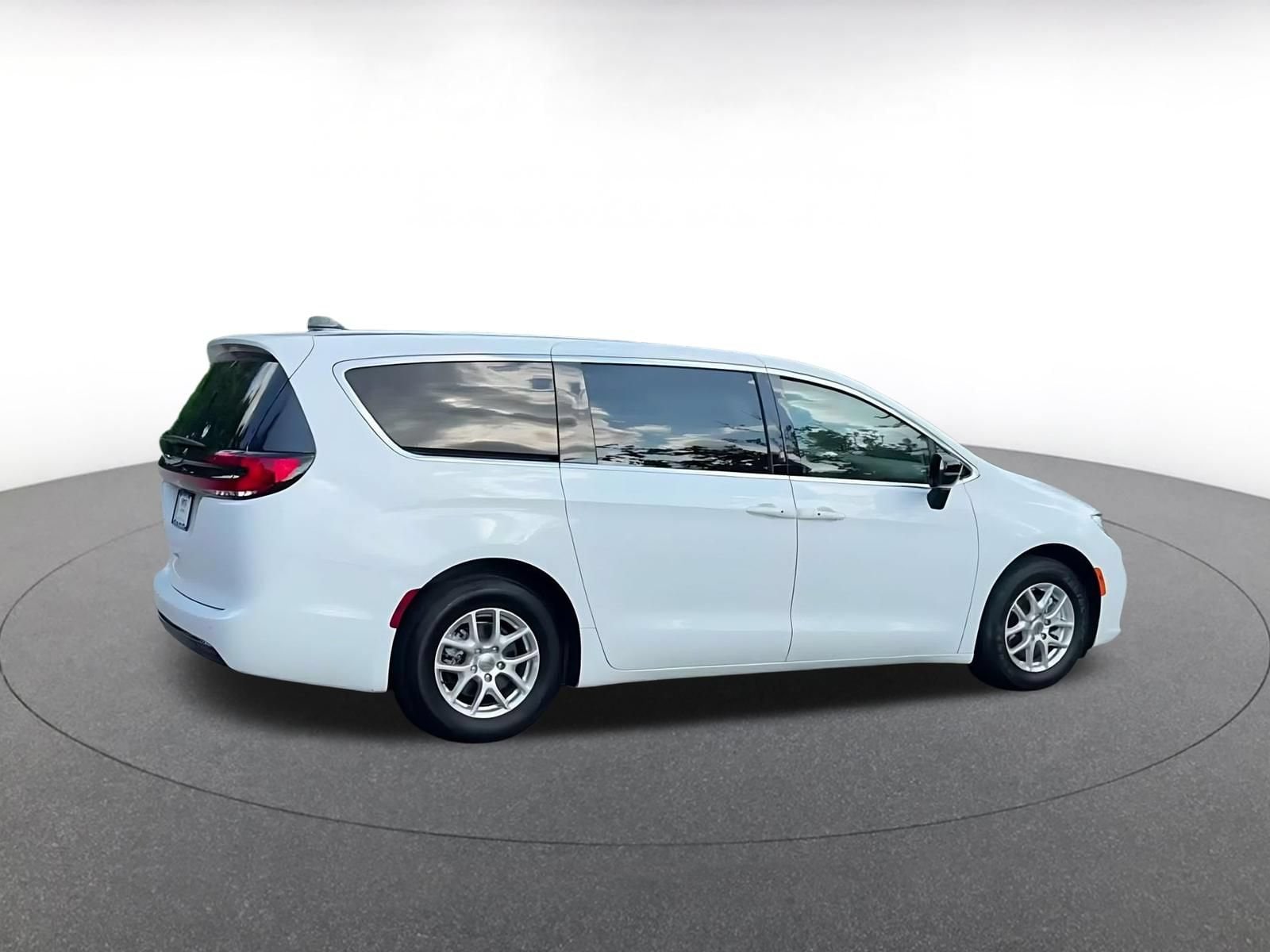 Thumbnail: 2024 Chrysler Pacifica - 13