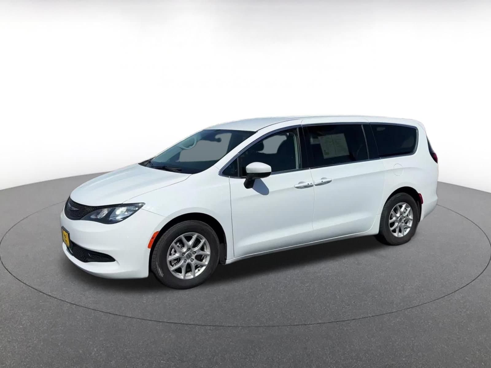Thumbnail: 2023 Chrysler Voyager - 7