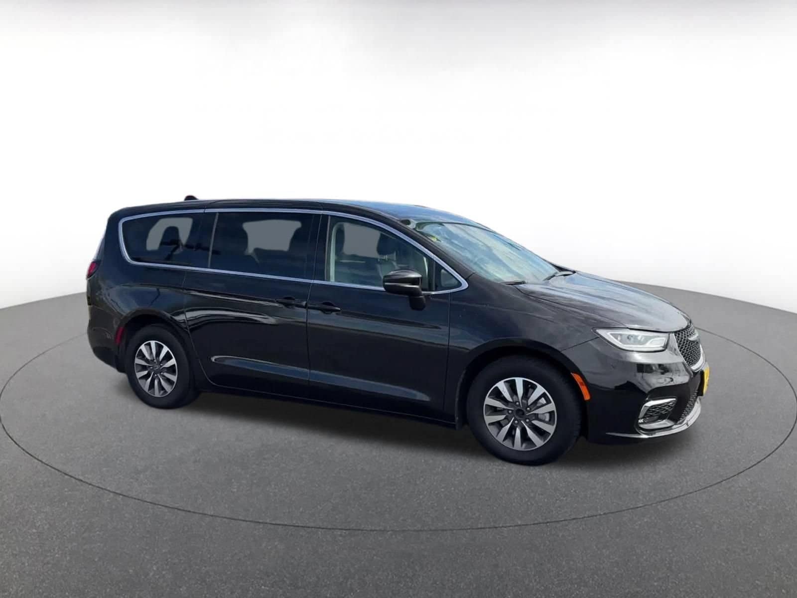 Thumbnail: 2023 Chrysler Pacifica - 2
