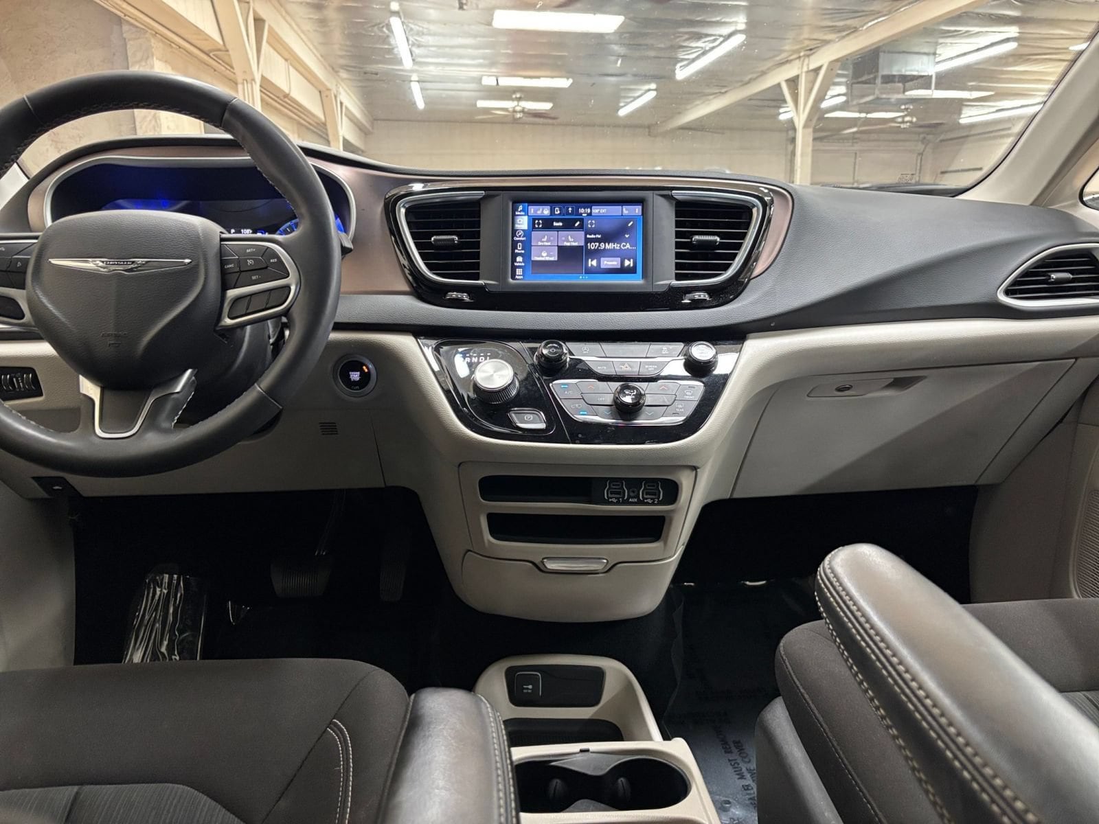 Thumbnail: 2023 Chrysler Voyager - 35