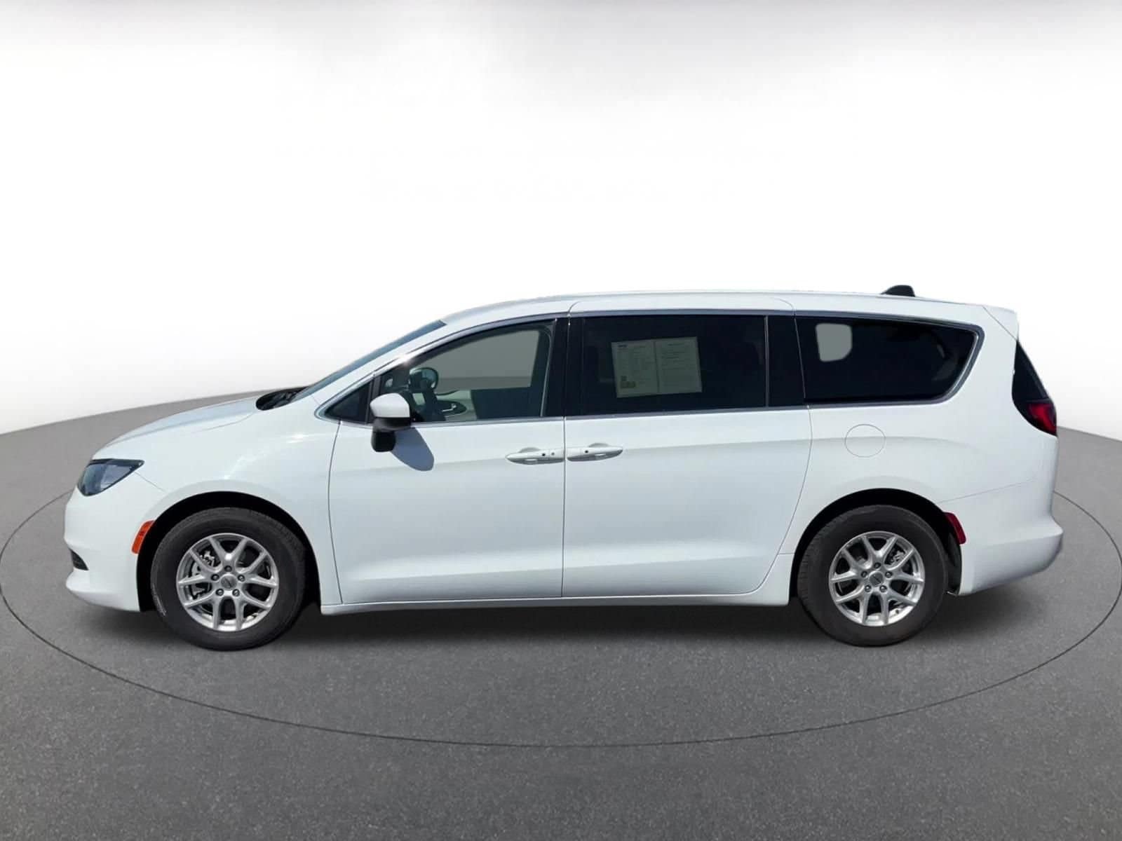 Thumbnail: 2023 Chrysler Voyager - 8