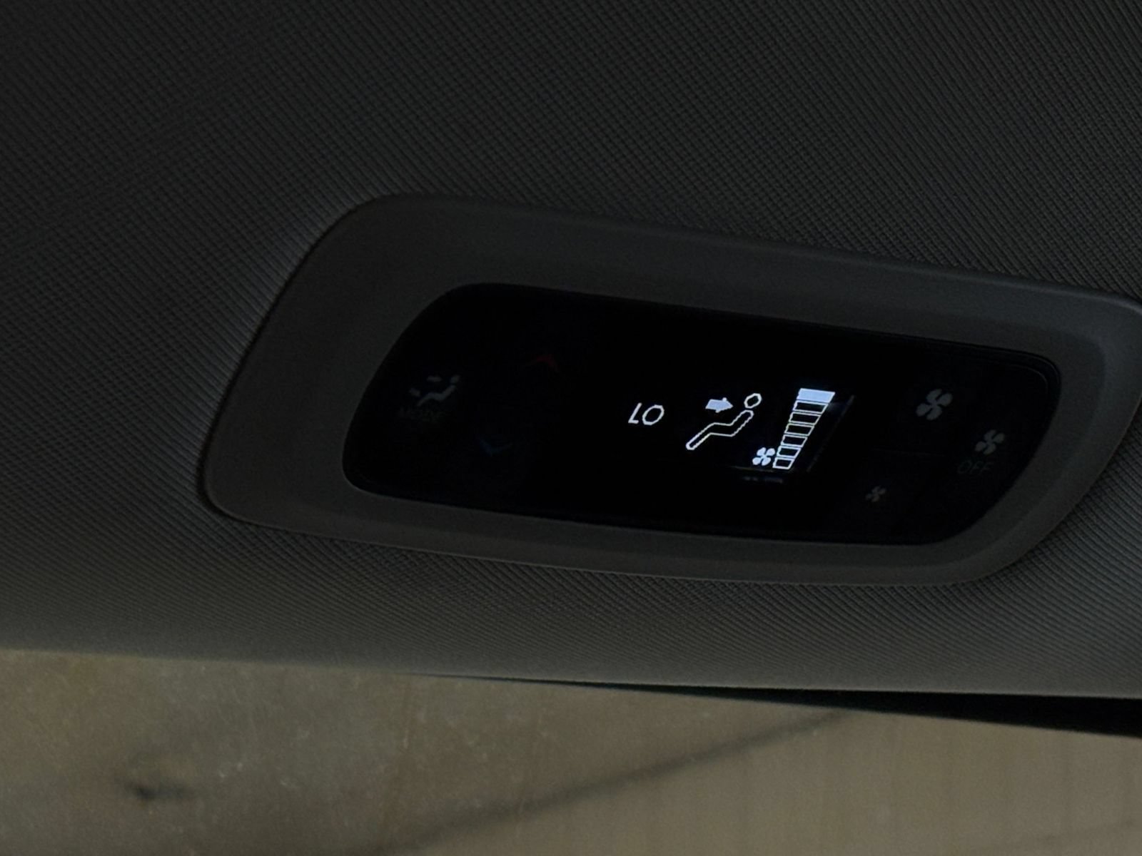 Thumbnail: 2024 Chrysler Voyager - 24