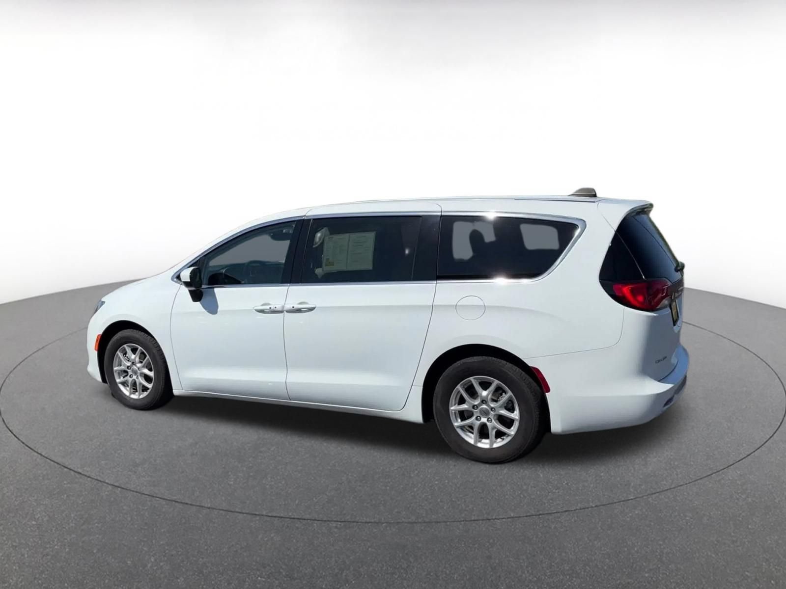 Thumbnail: 2023 Chrysler Voyager - 9
