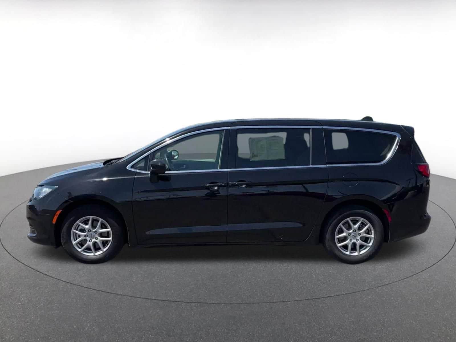 Thumbnail: 2024 Chrysler Voyager - 8