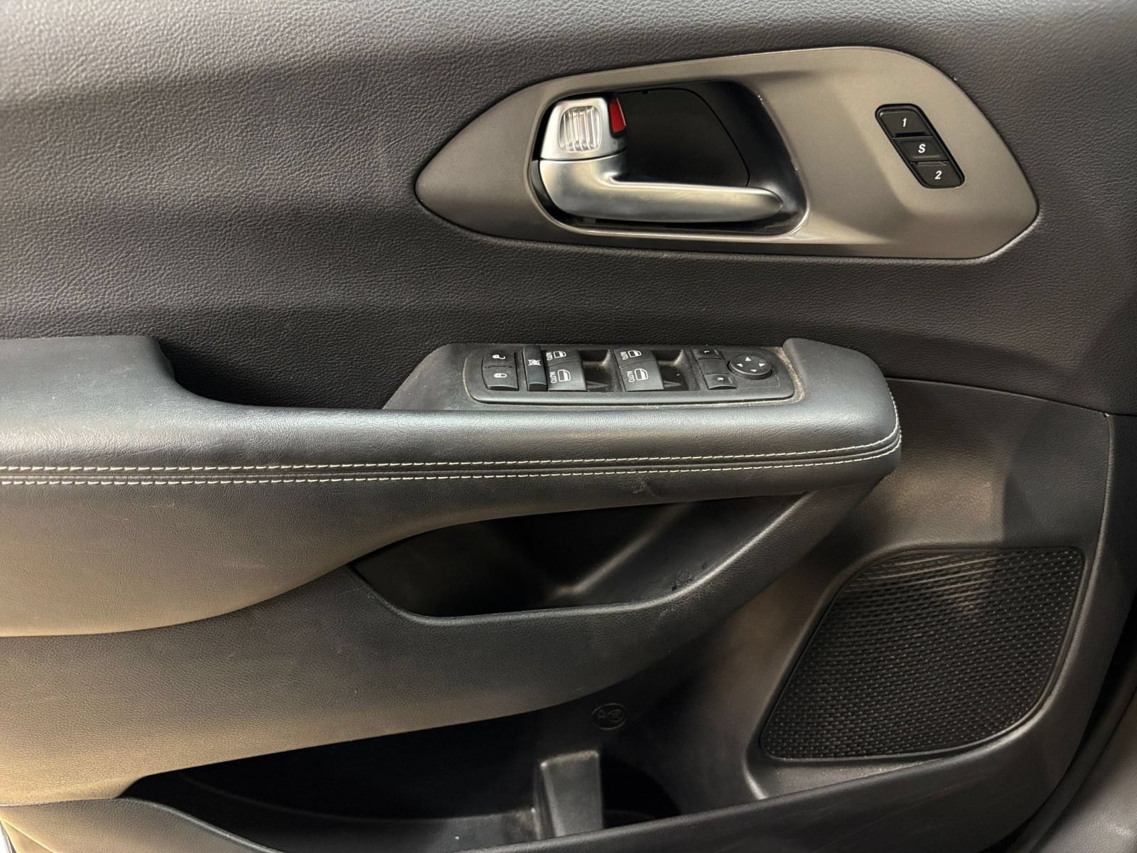 Thumbnail: 2025 Chrysler Pacifica - 18