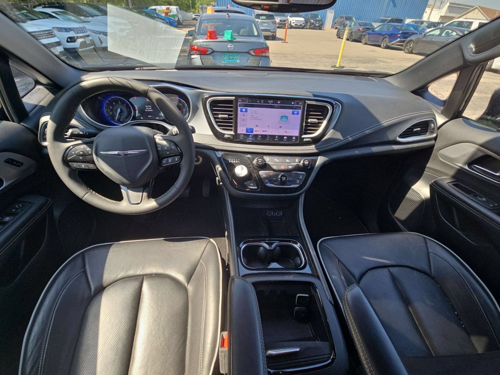 Thumbnail: 2025 Chrysler Pacifica - 19
