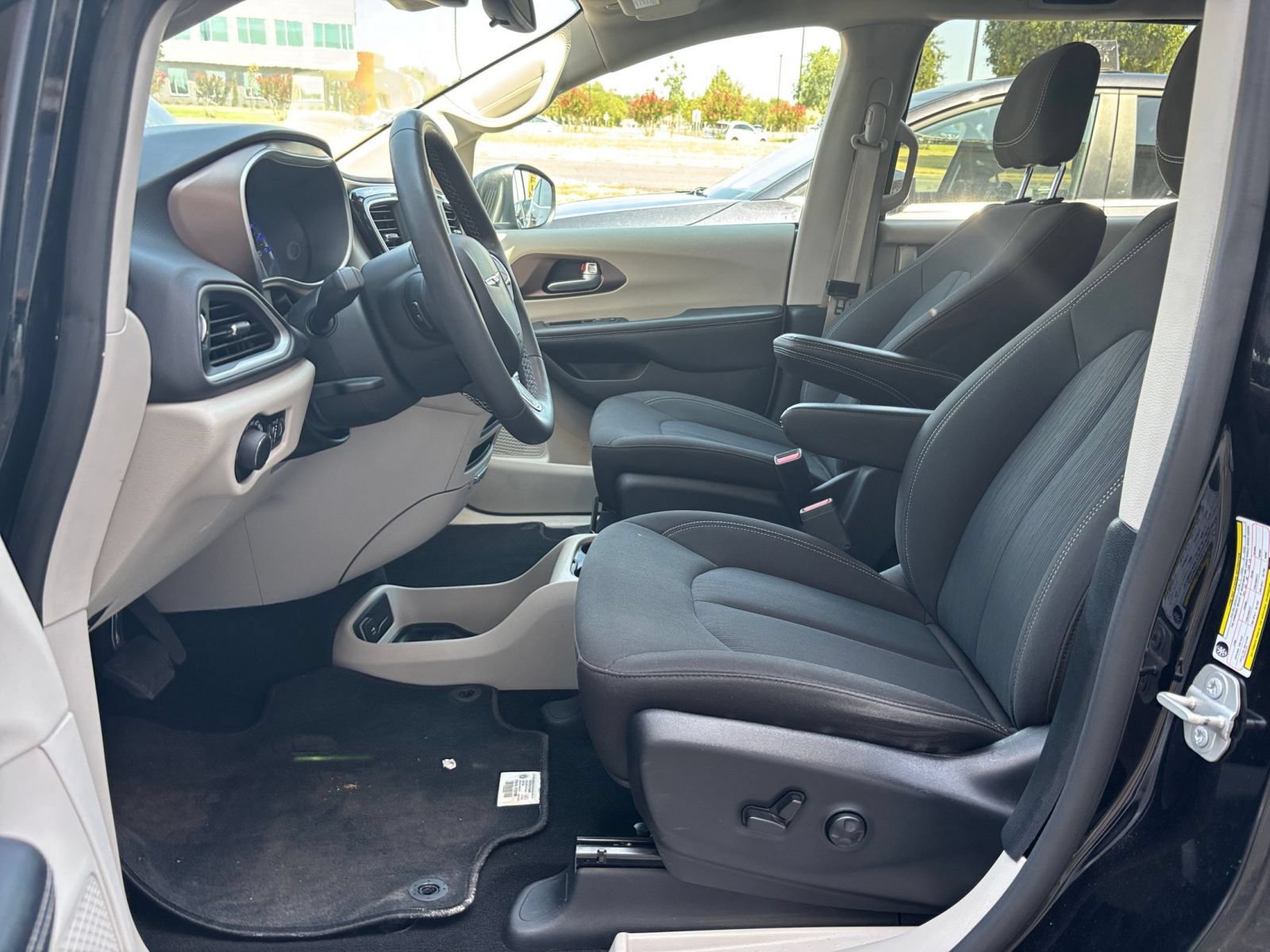 Thumbnail: 2024 Chrysler Voyager - 28
