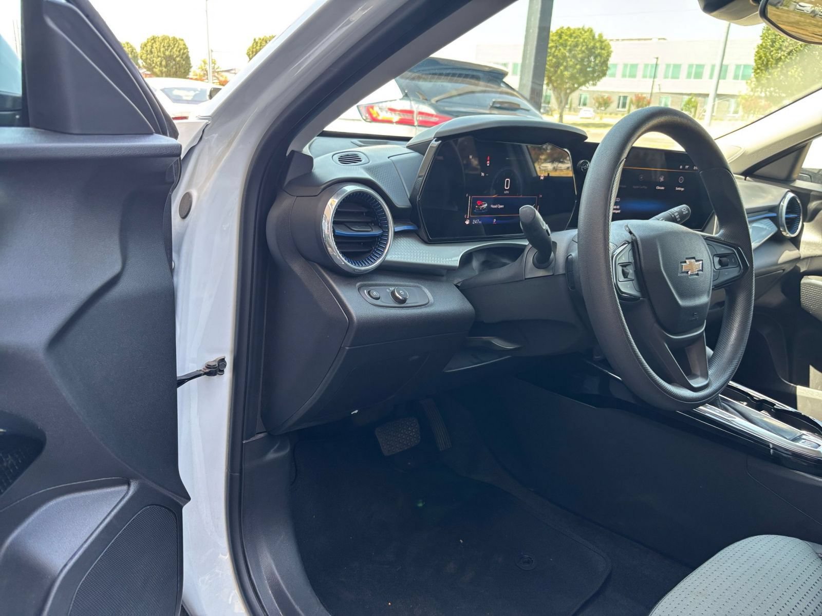 Thumbnail: 2025 Chevrolet Trax - 32