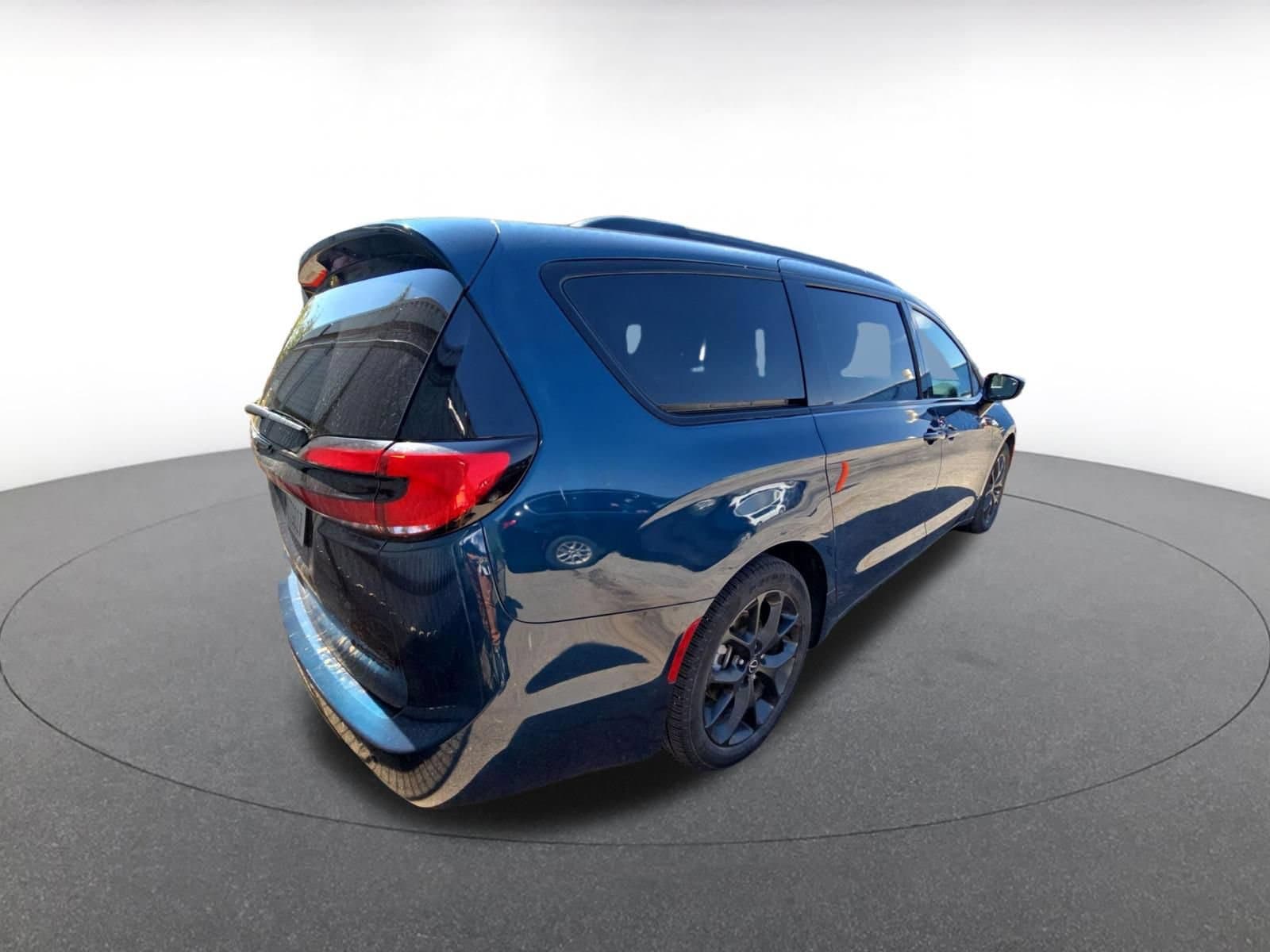 Thumbnail: 2025 Chrysler Pacifica - 4