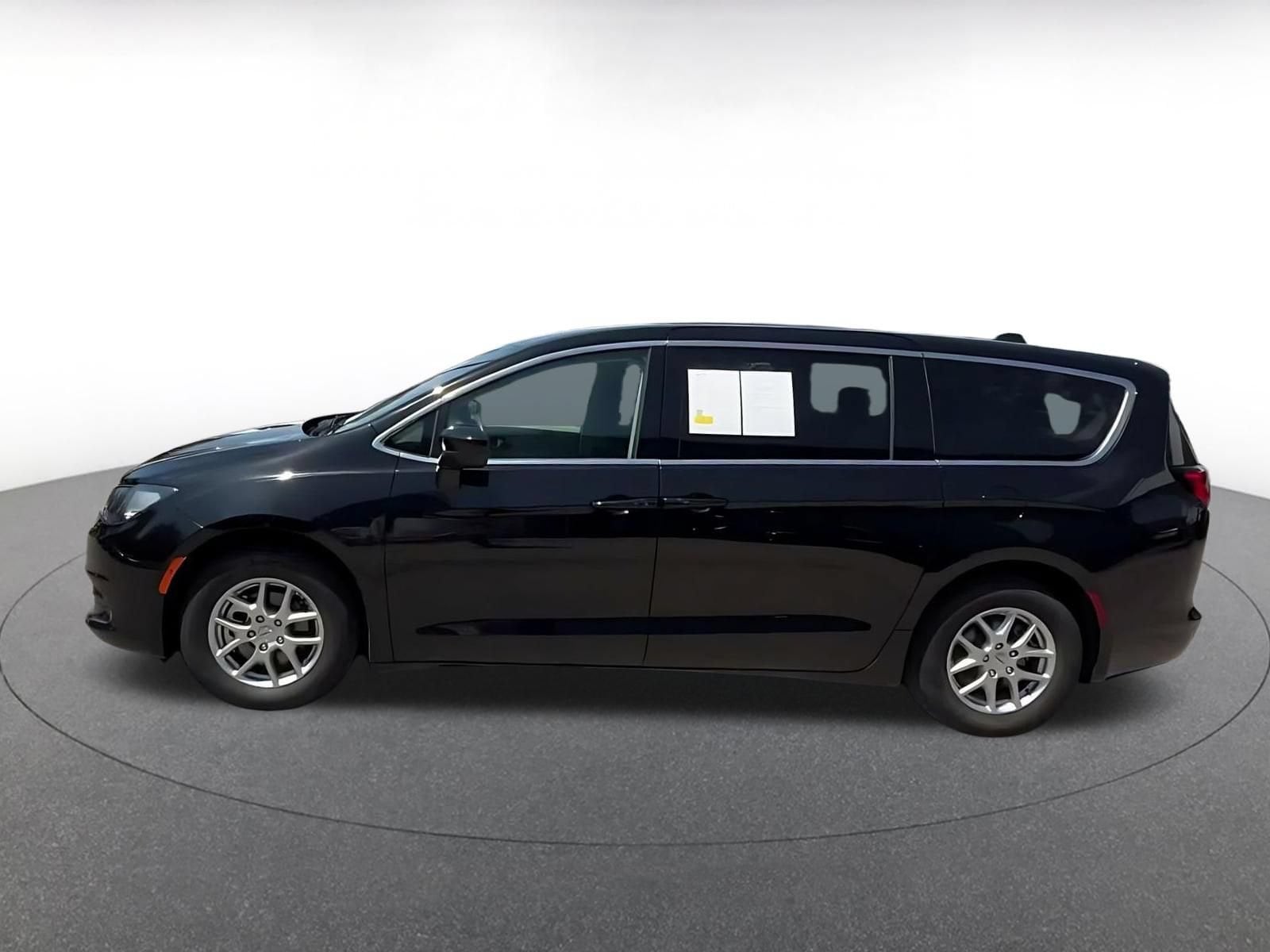 Thumbnail: 2024 Chrysler Voyager - 8