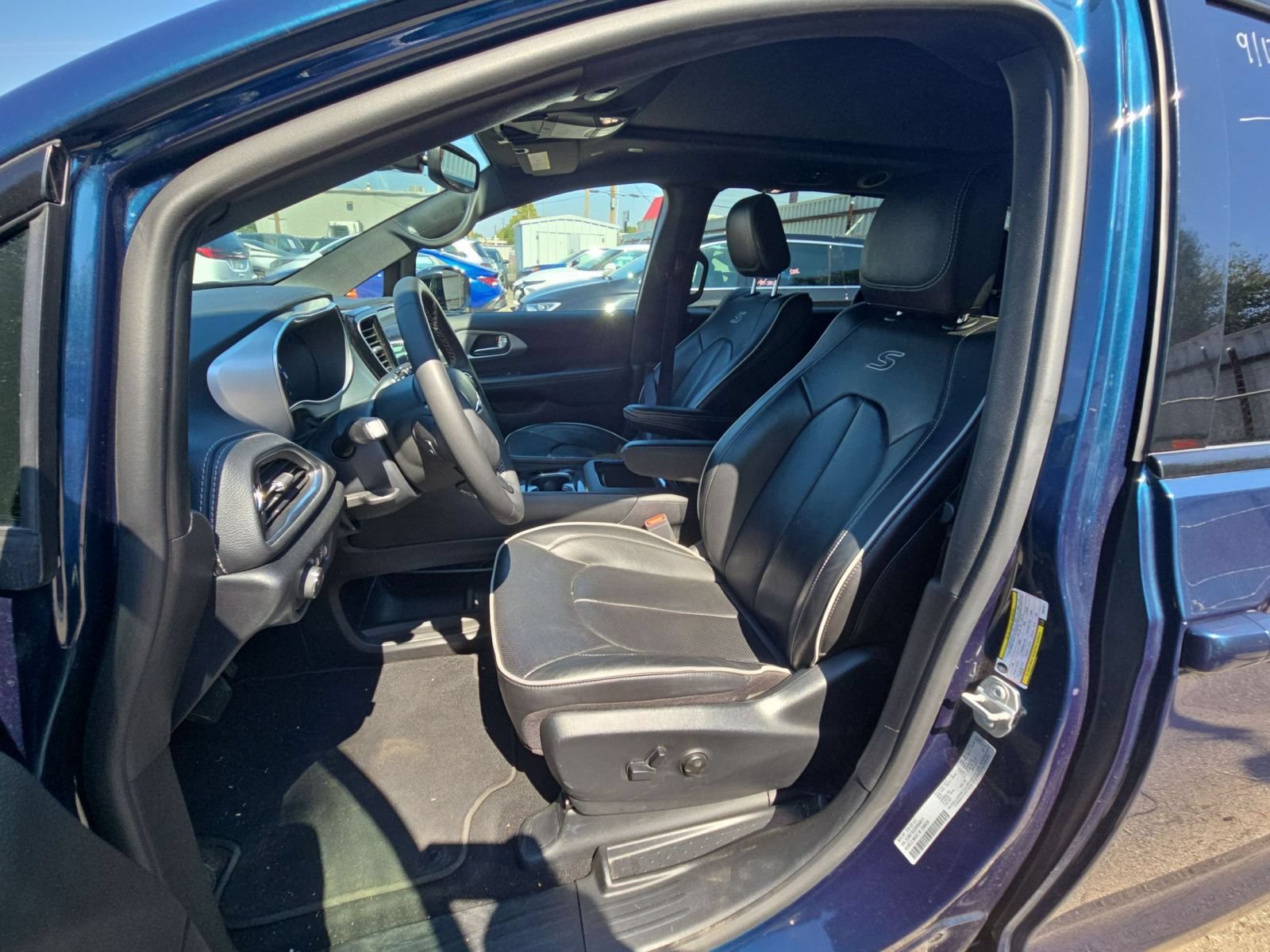 Thumbnail: 2025 Chrysler Pacifica - 8