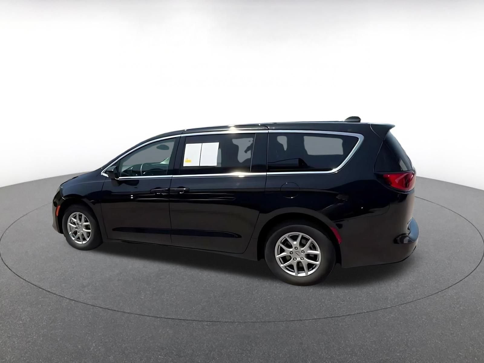 Thumbnail: 2024 Chrysler Voyager - 9