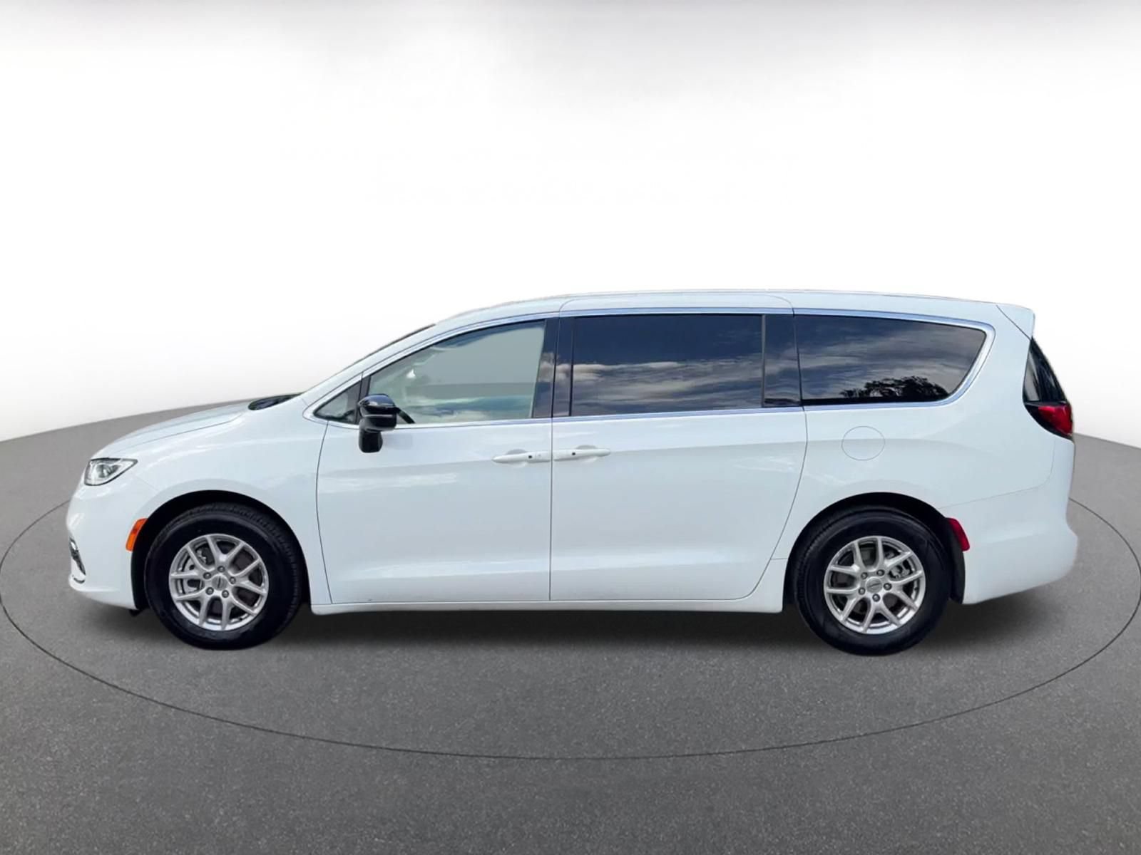 Thumbnail: 2024 Chrysler Pacifica - 8