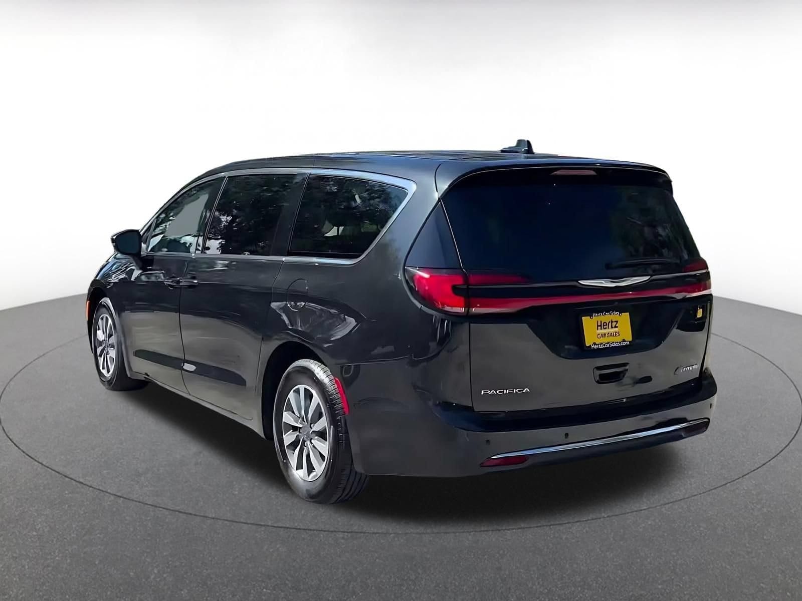 Thumbnail: 2023 Chrysler Pacifica - 10
