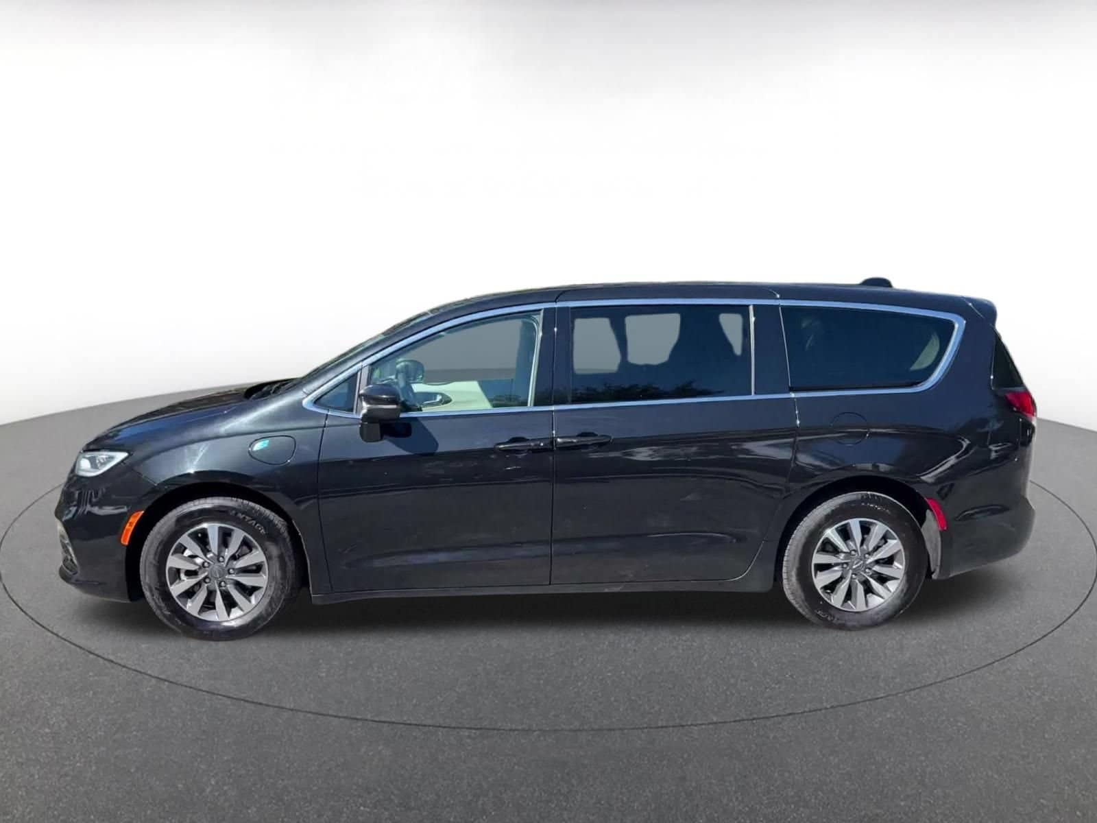 Thumbnail: 2023 Chrysler Pacifica - 8