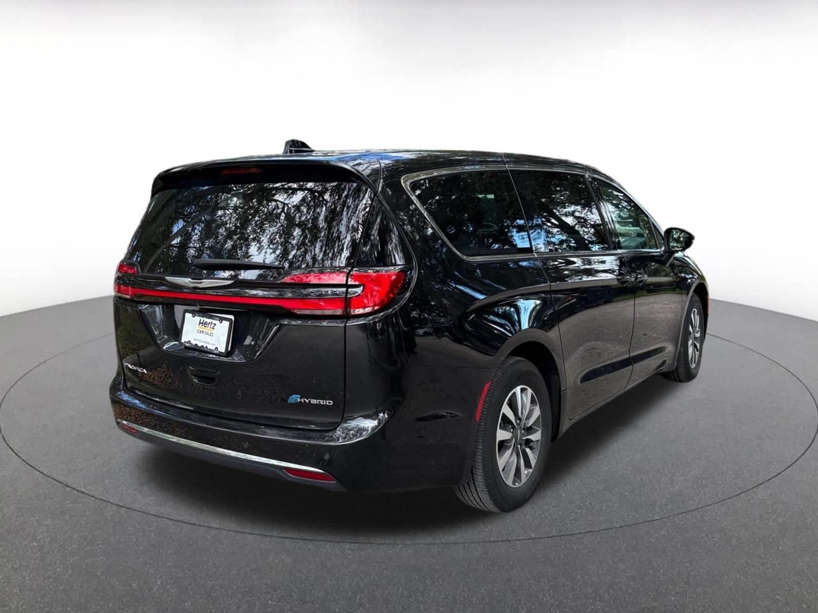 Thumbnail: 2023 Chrysler Pacifica - 8