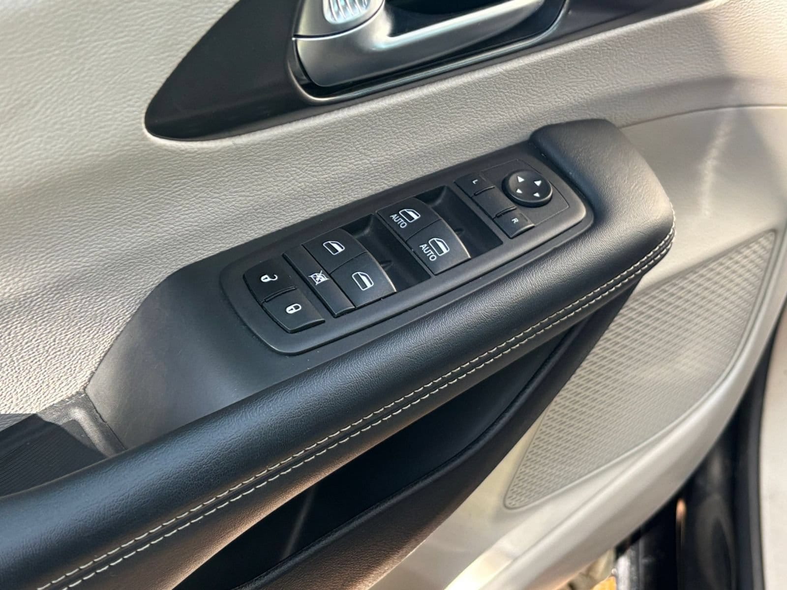 Thumbnail: 2023 Chrysler Pacifica - 18