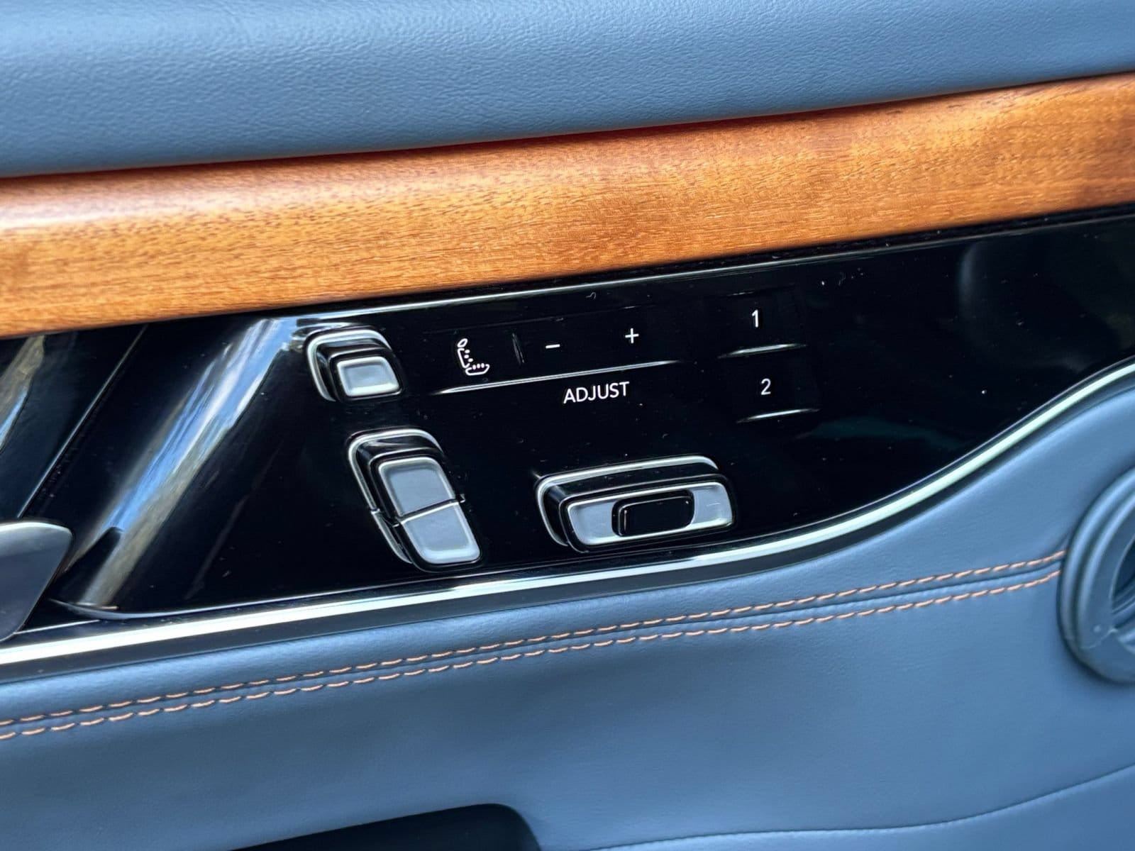 Thumbnail: 2023 Jeep Grand Wagoneer - 22