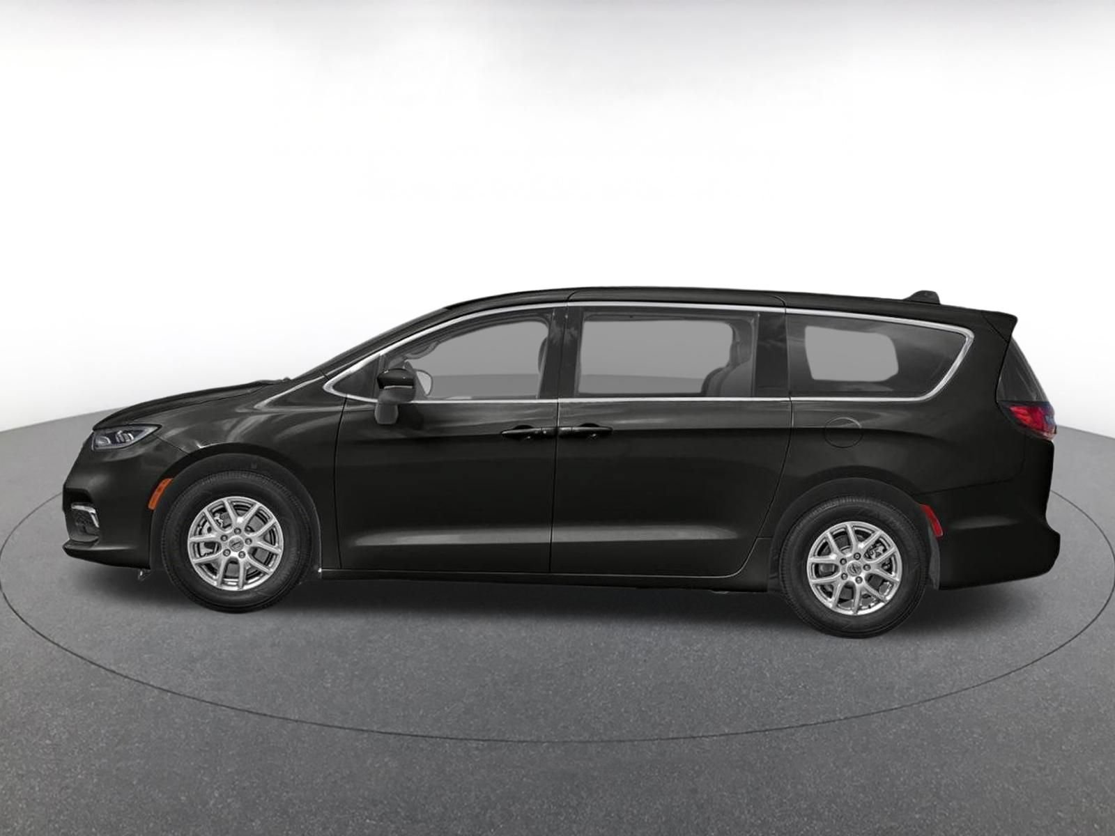 Thumbnail: 2023 Chrysler Pacifica - 3