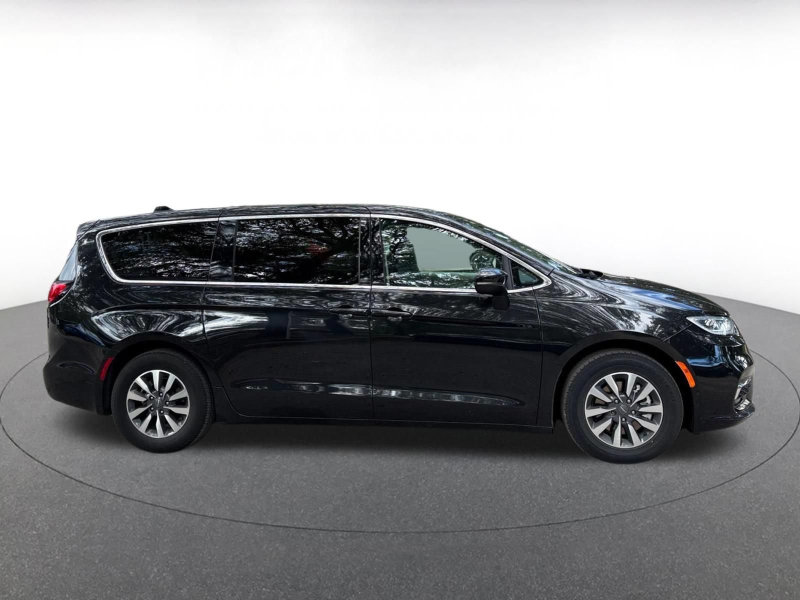 Thumbnail: 2023 Chrysler Pacifica - 9