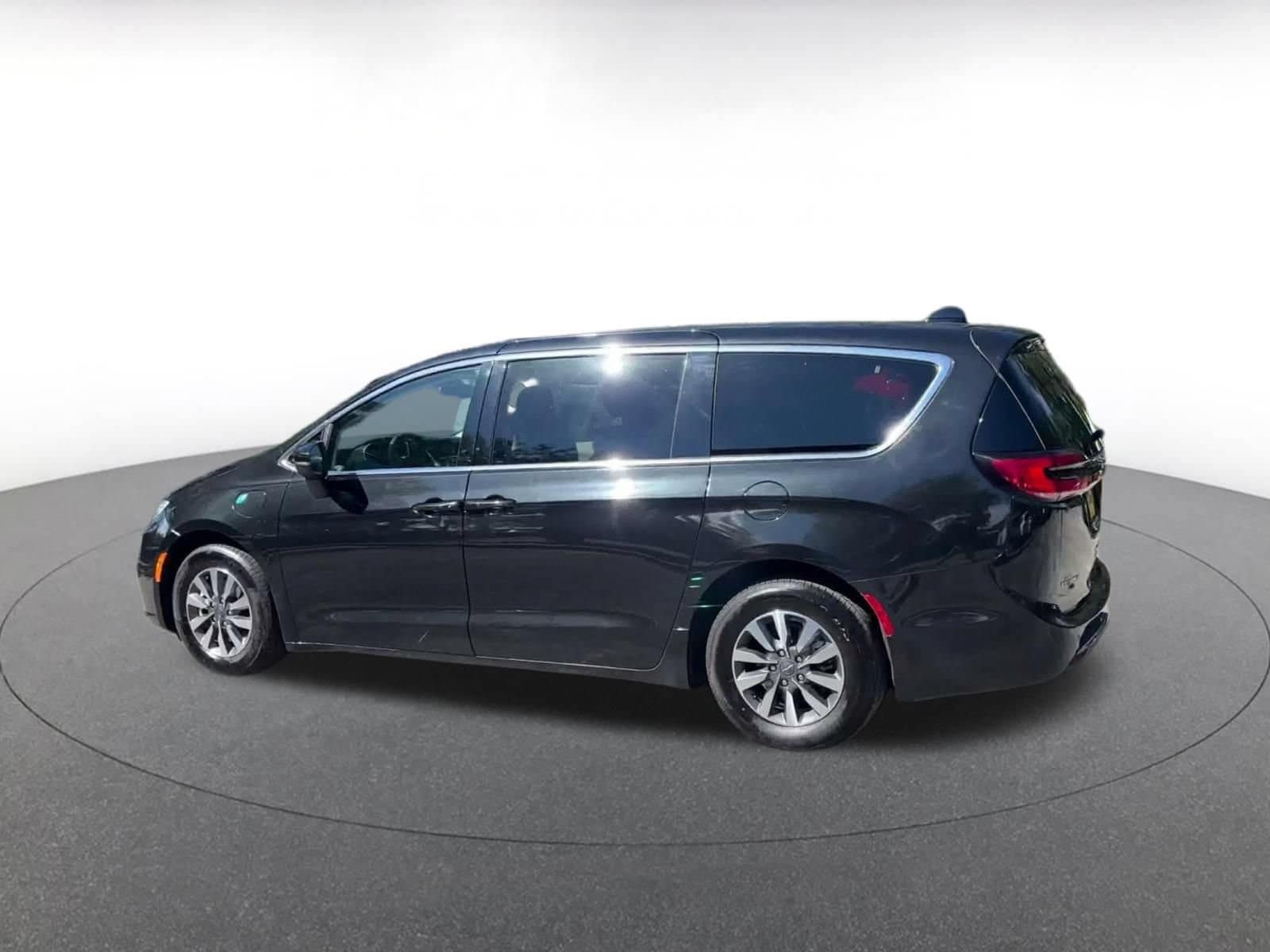 Thumbnail: 2023 Chrysler Pacifica - 9