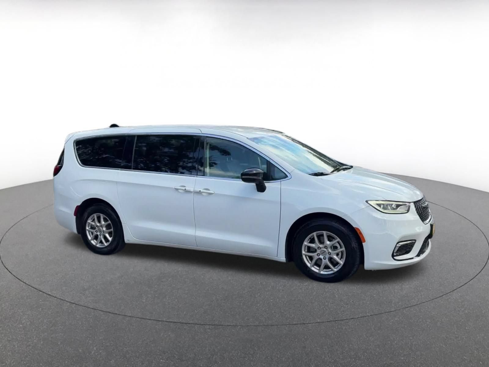 Thumbnail: 2024 Chrysler Pacifica - 2